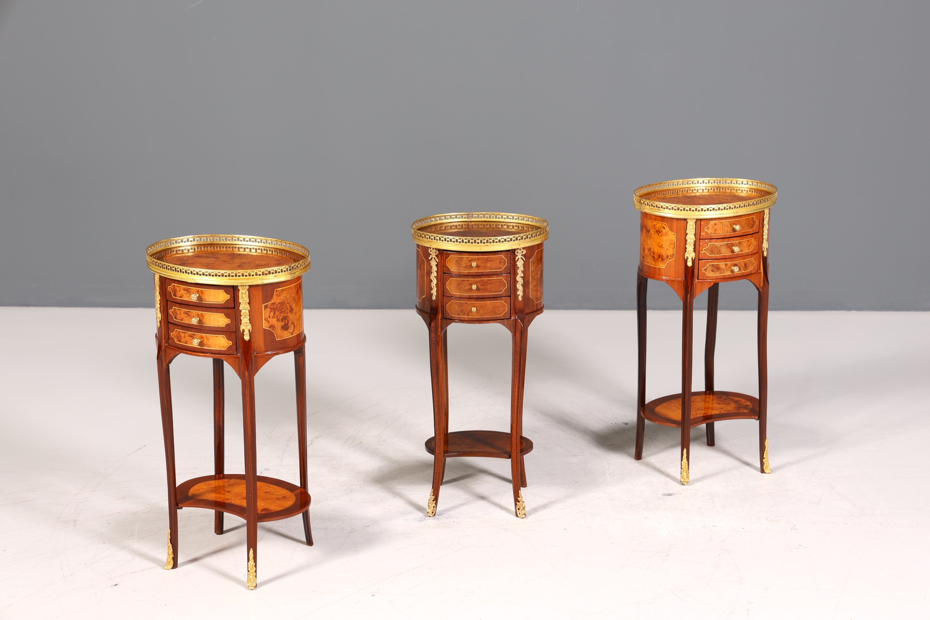 Stilvoller Barock Louis XV Stil Beistelltisch Ablagetisch massiv Kommode Antik Stil
