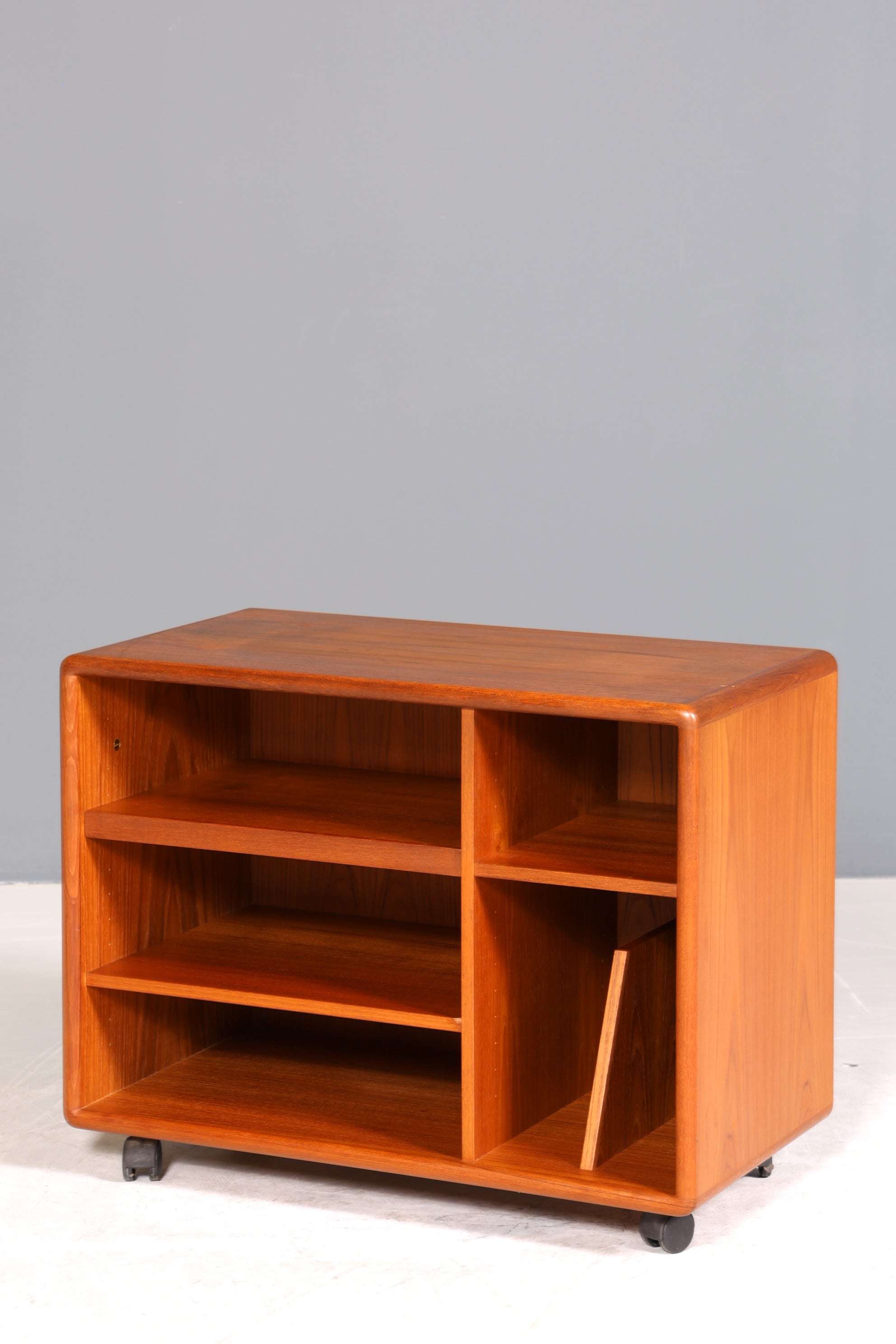 Original Mid Century "Dyrlund" Regal Beistelltisch Danish Design Teak Holz Regal TV Hifi Schrank 60s
