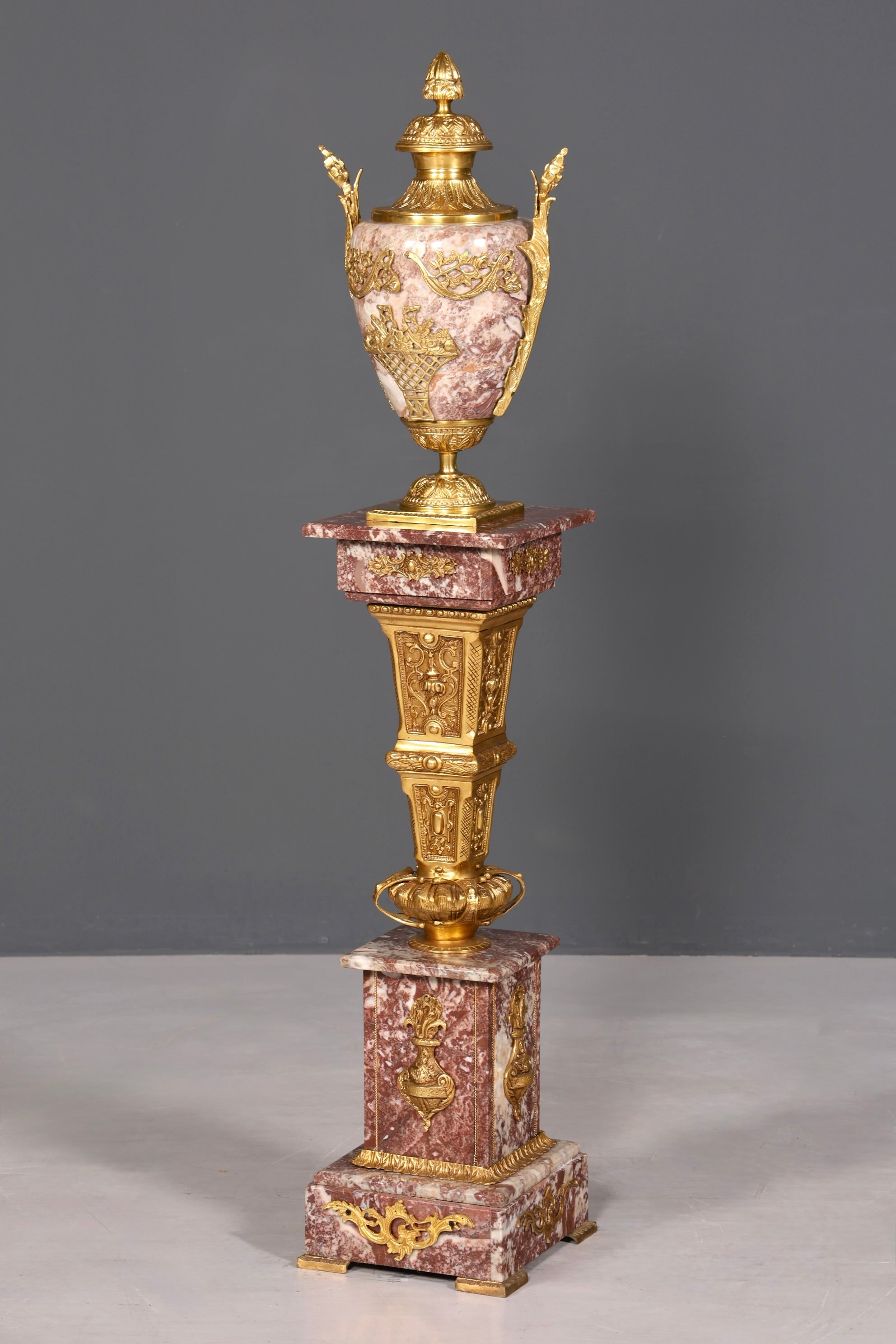 Wunderschöne Barock Stil Säule mit Vase Louis XV Marmor Naturstein Blumensäule Sockel Ablage