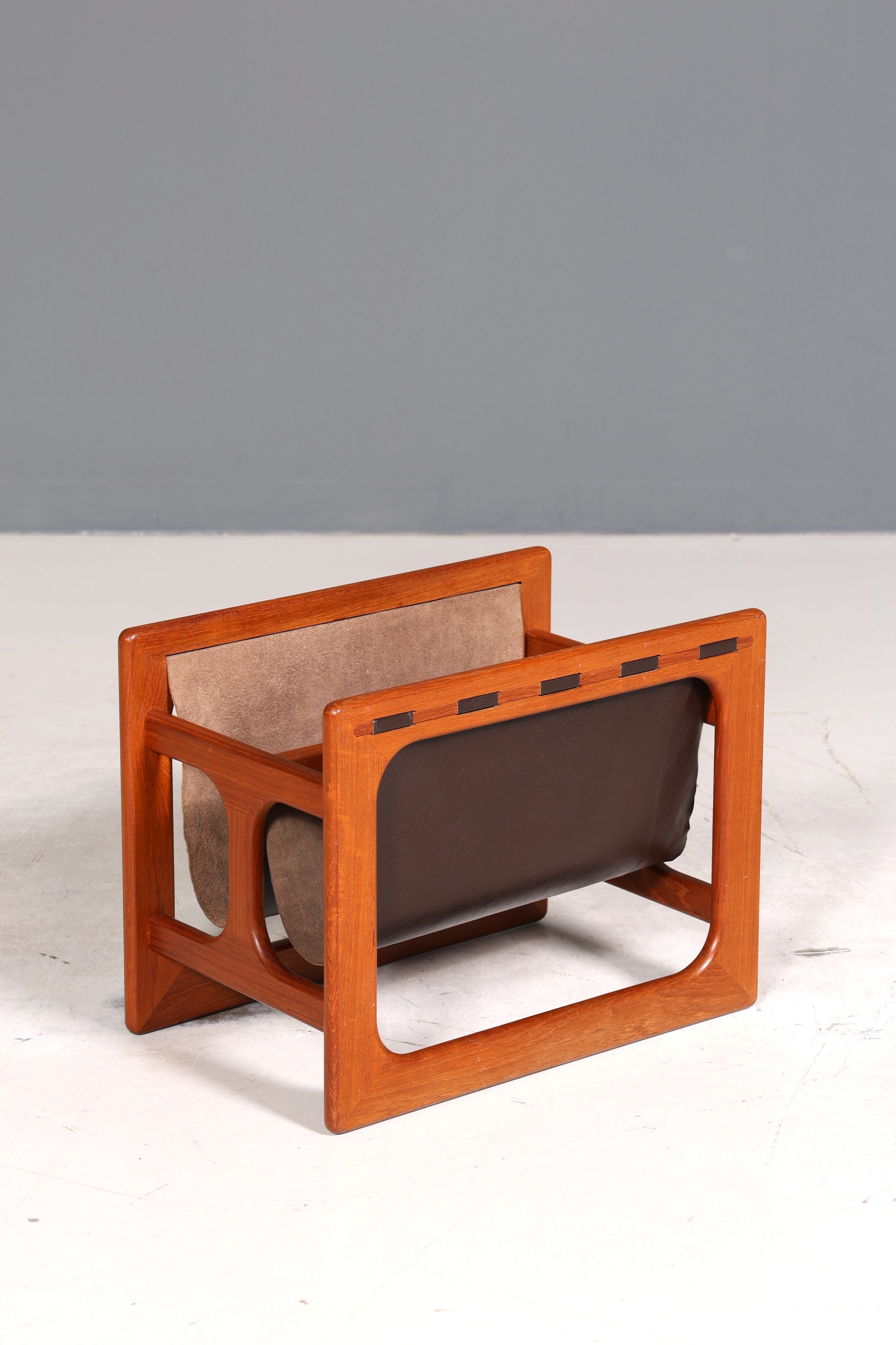 Wunderschöner Aksel Kjersgaard Zeitungsständer Mid Century Zeitschriften Ablage echt Leder Magazin Rack Teak Holz Buchablage 60s