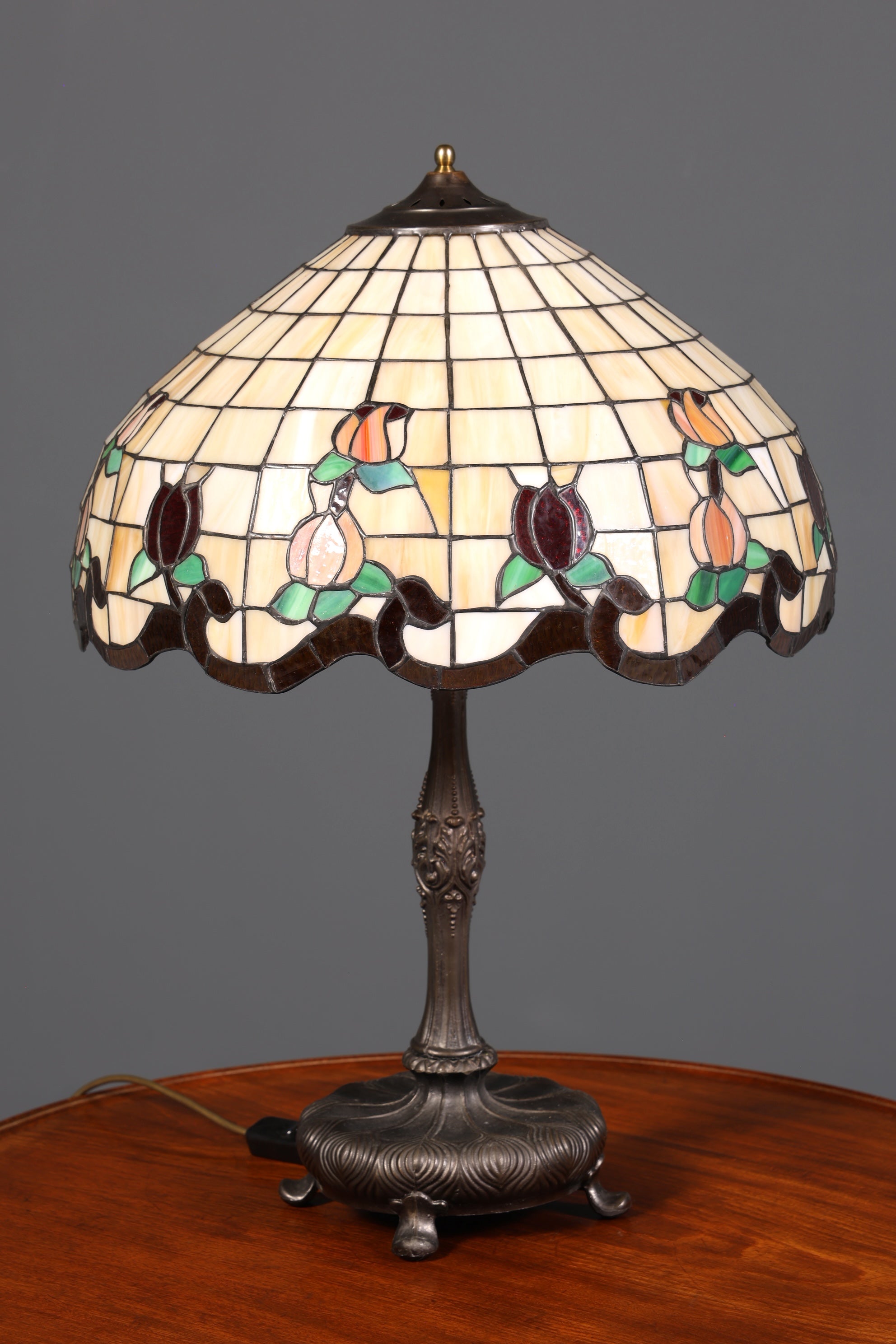 Traumhafte Antike Tiffany Tischlampe Glaslampenschirm Messingfuß Lampe Prunklampe