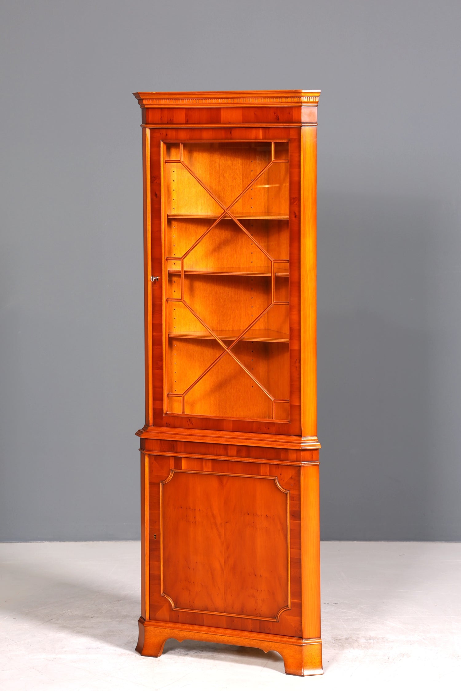 Stilvolle Original Heldense Eckvitrine Englische Vitrine Eibe Bücherschrank Antik Stil Glasvitrine Buffet