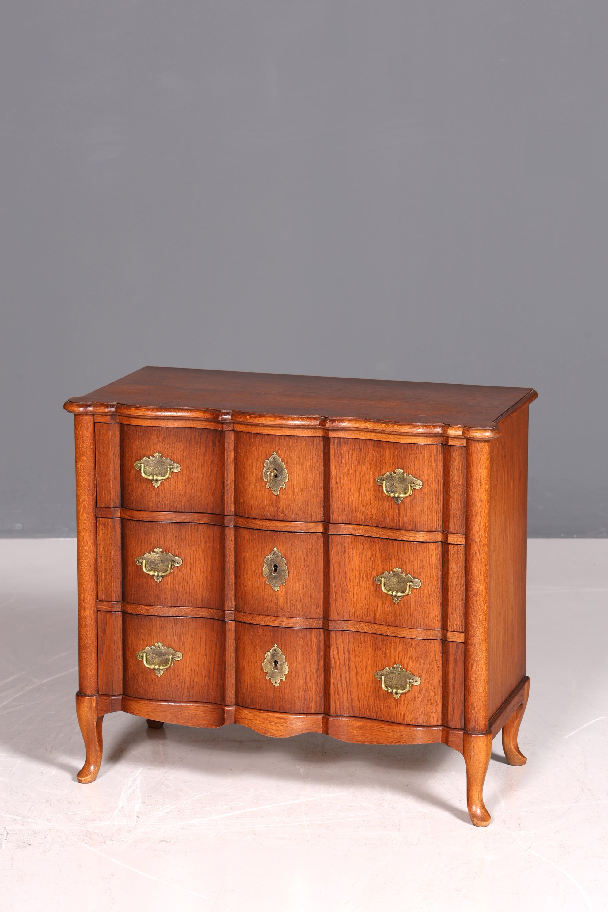 Traumhafte kleine geschwungene Kommode im Barock Stil Englisch Schubladenkommode