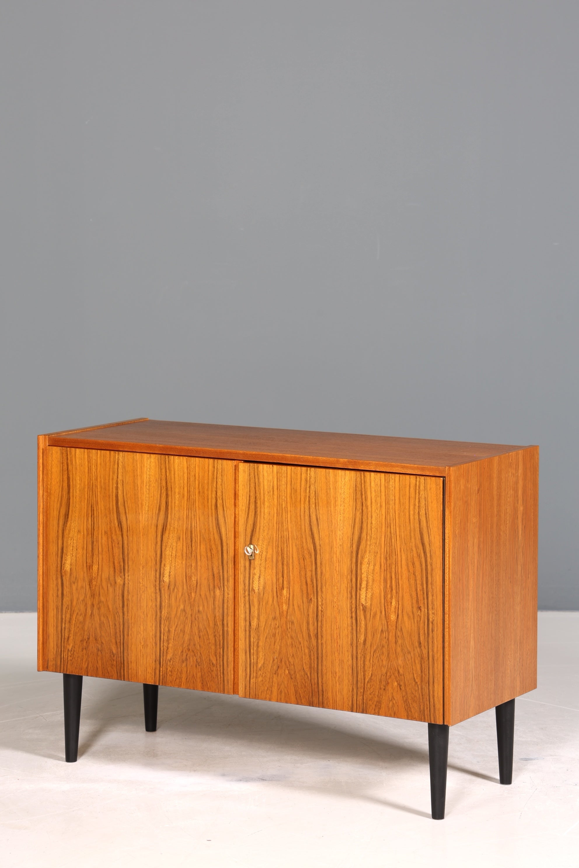 Schlichter Mid Century Schrank Vintage Retro Kommode Flur Kommode 60s VEB Regal Sideboard 3 von 3