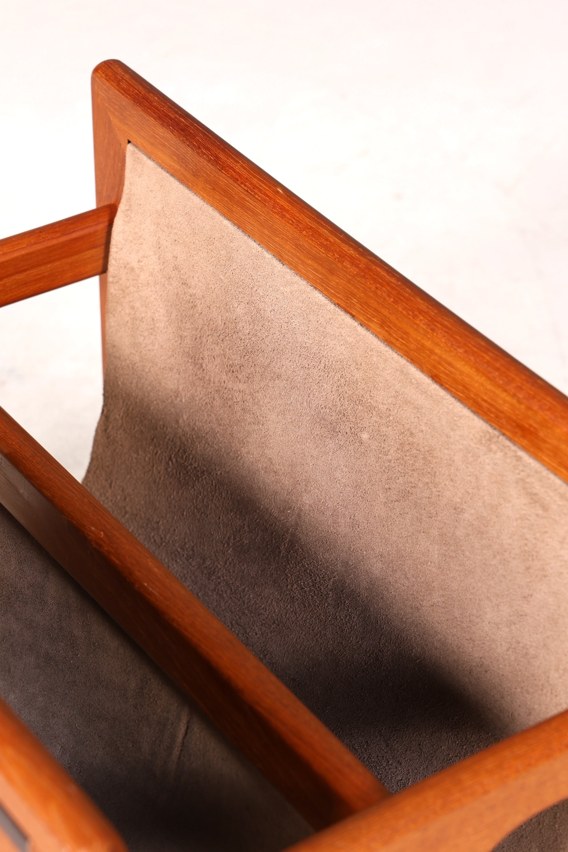Wunderschöner Aksel Kjersgaard Zeitungsständer Mid Century Zeitschriften Ablage echt Leder Magazin Rack Teak Holz Buchablage 60s