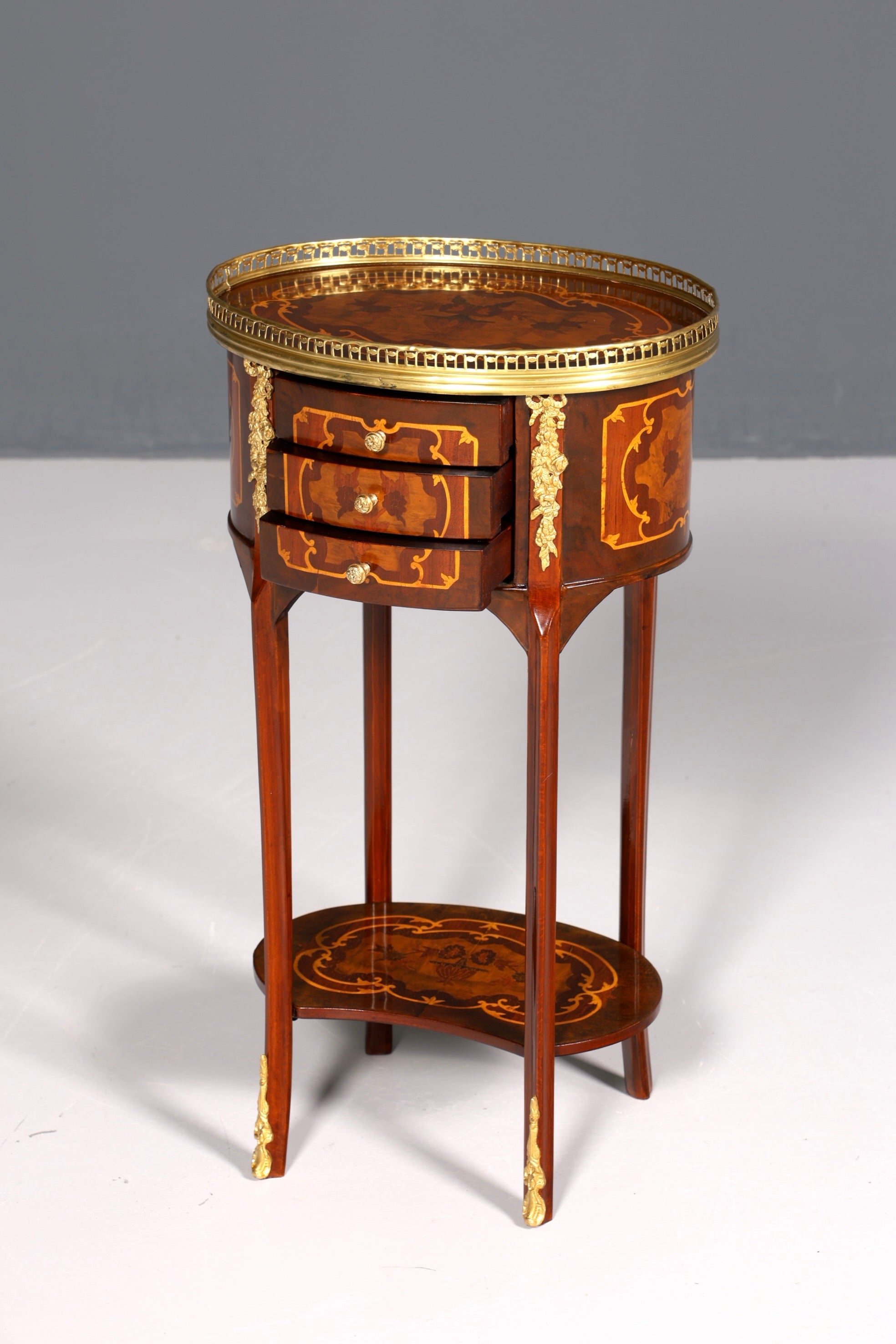 Stilvoller Barock Louis XV Stil Beistelltisch Ablagetisch massiv Kommode Antik Stil