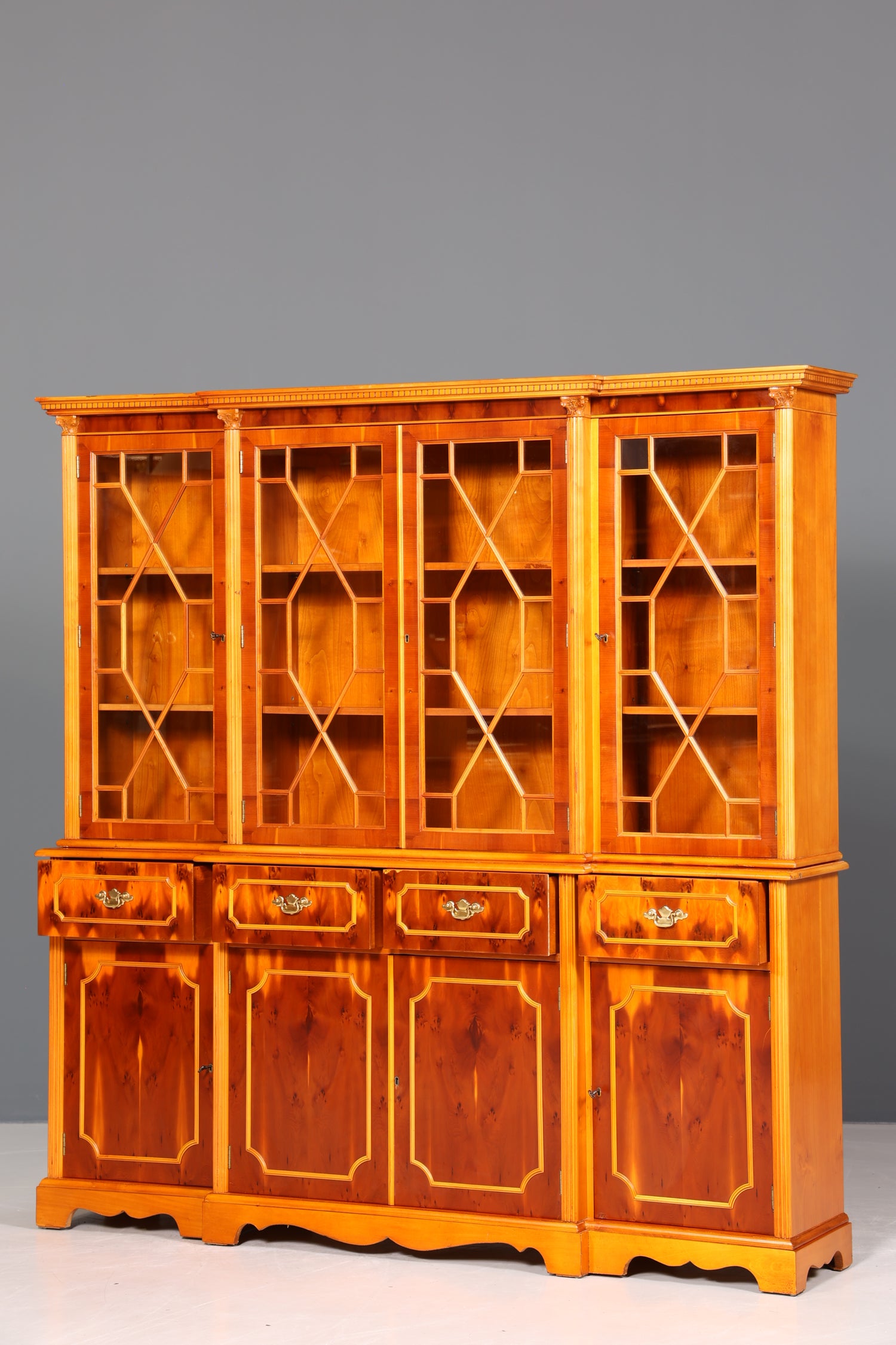 Traumhafte Englische Vitrine Bücherschrank Buffet Antik Stil Englisch Eibe Glasvitrine Bibliothek