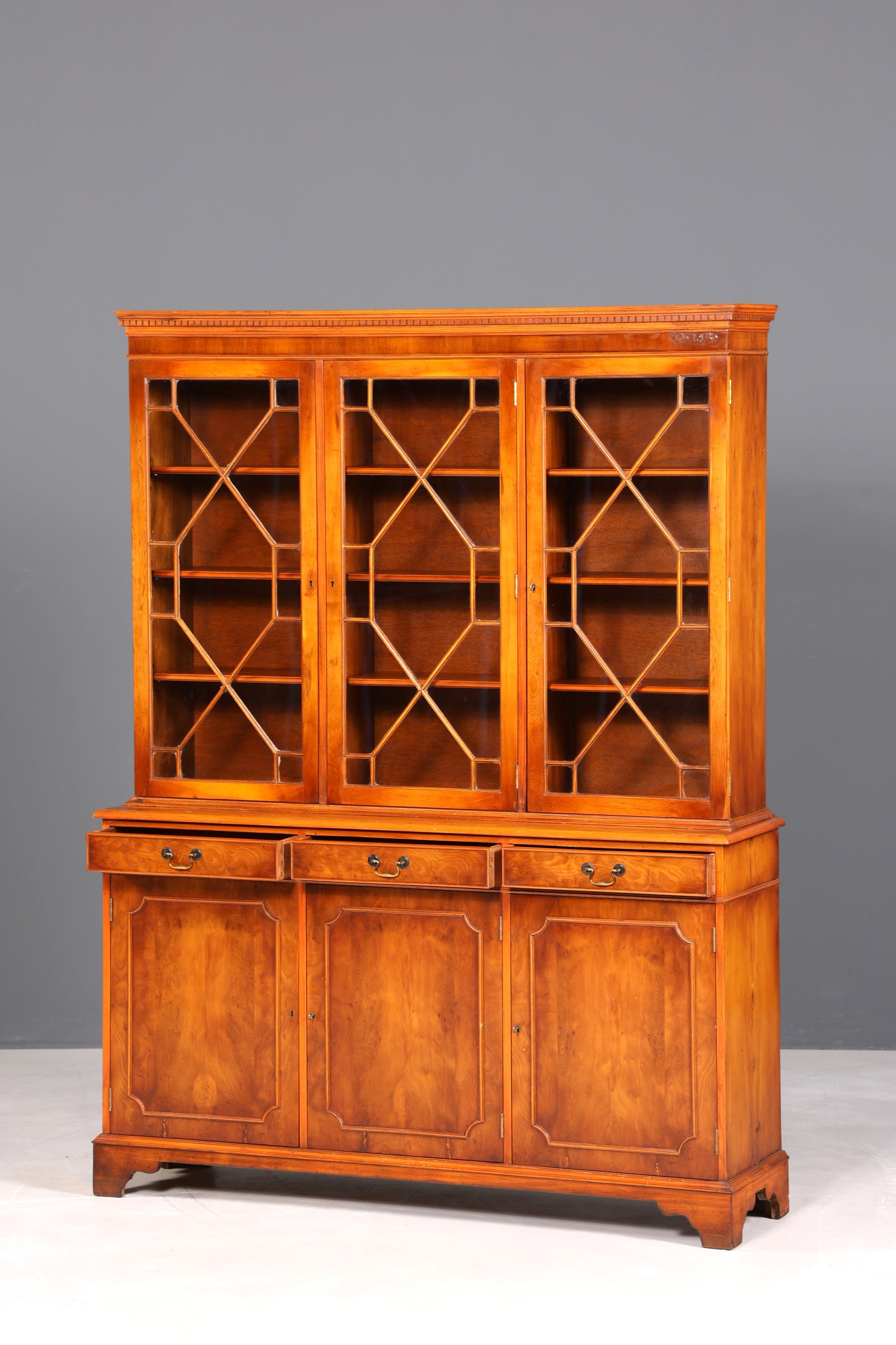 Wunderschöne Englische Vitrine Bücherschrank Buffet Antik Stil Englisch Eibe Glasvitrine Bibliothek