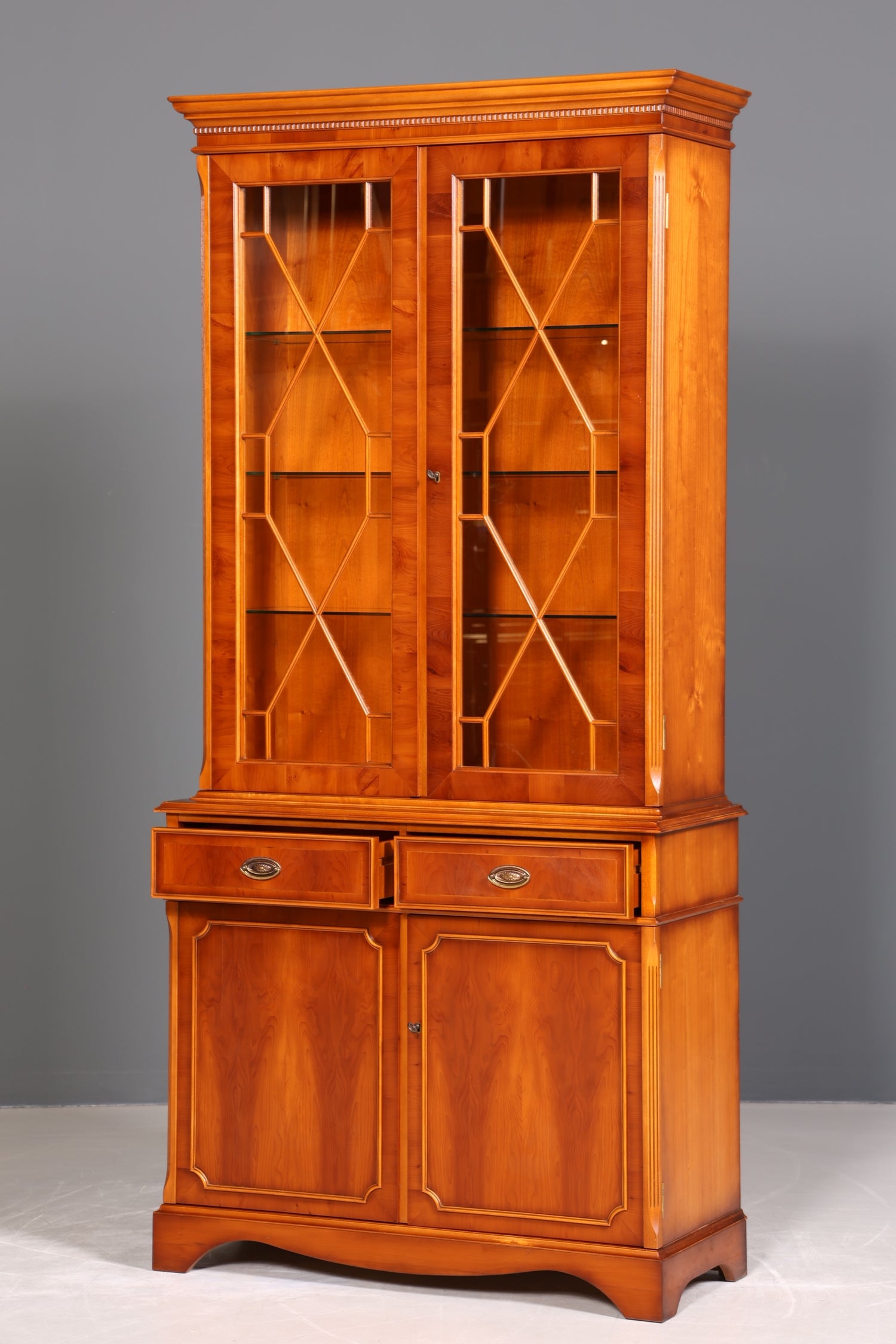 Wunderschöne Englische Vitrine Eibe Bücherschrank Heldense Stil Buffet Antik Stil Glasvitrine 2 vom 2