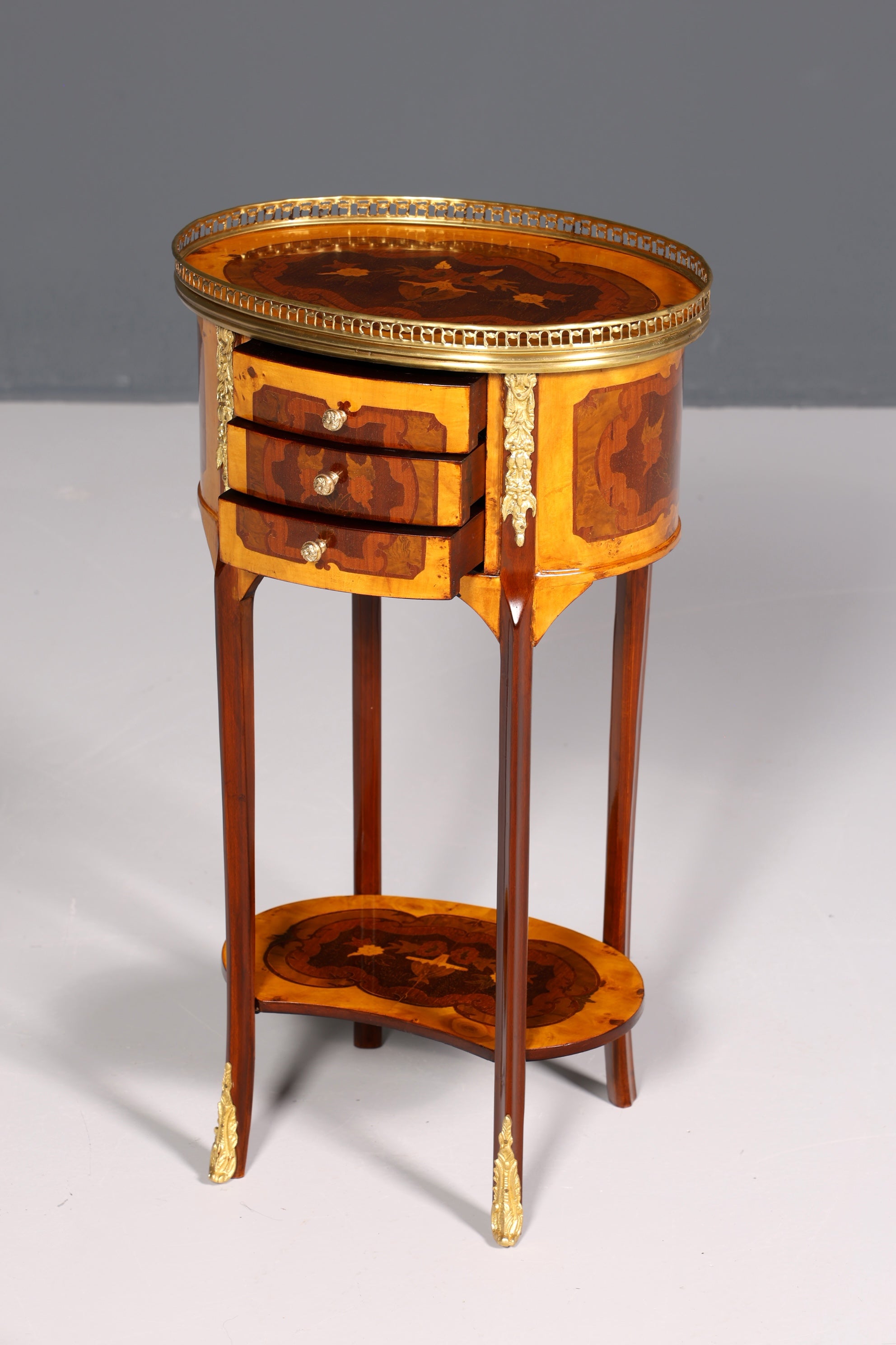 Traumhafter Barock Louis XV Stil Beistelltisch Ablagetisch massiv Kommode Antik Stil