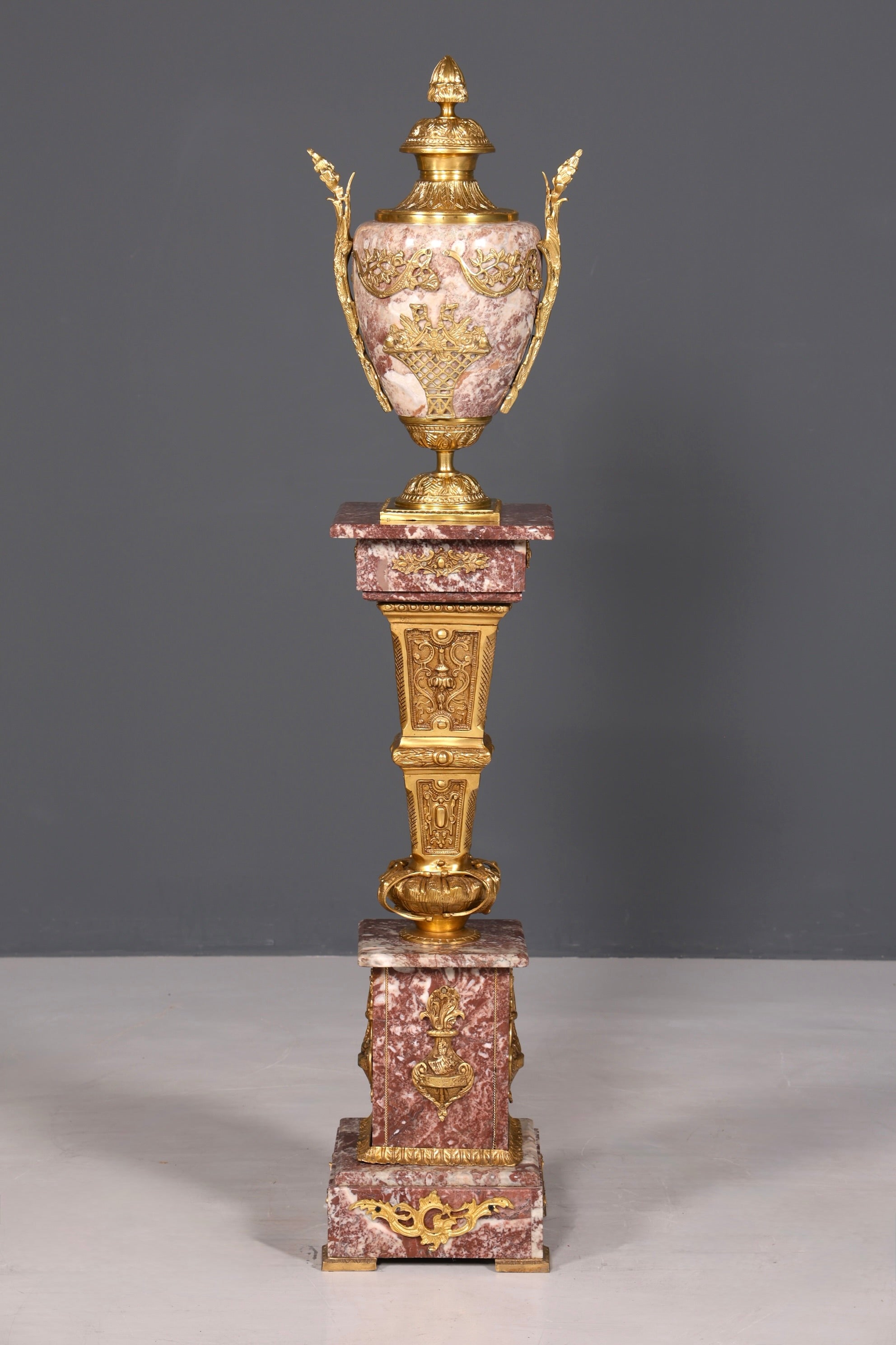 Wunderschöne Barock Stil Säule mit Vase Louis XV Marmor Naturstein Blumensäule Sockel Ablage