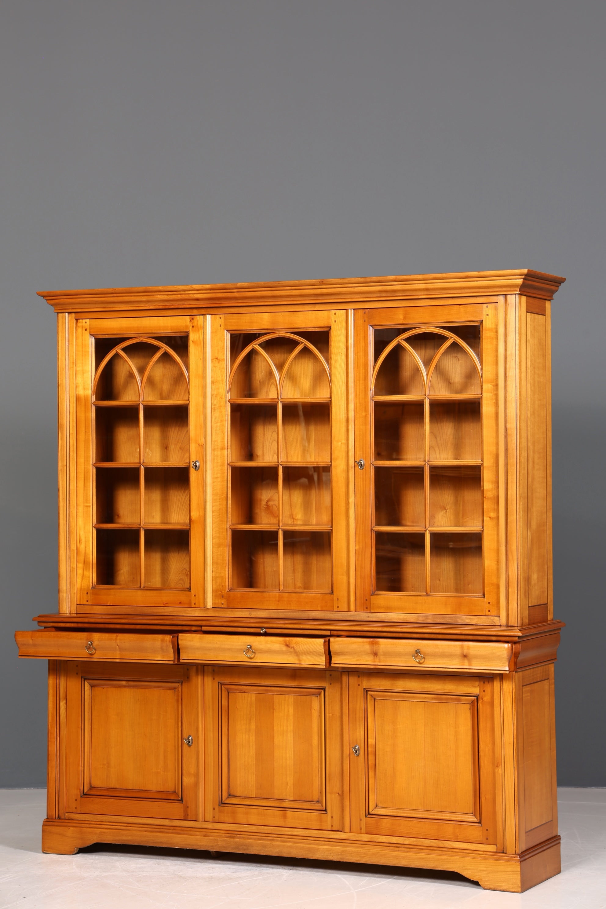 Stilvoller Französischer Vtirinenschrank Grange Stil Antik Stil Vitrine Kirschbaum Bücherschrank 60s Anrichte Landhaus