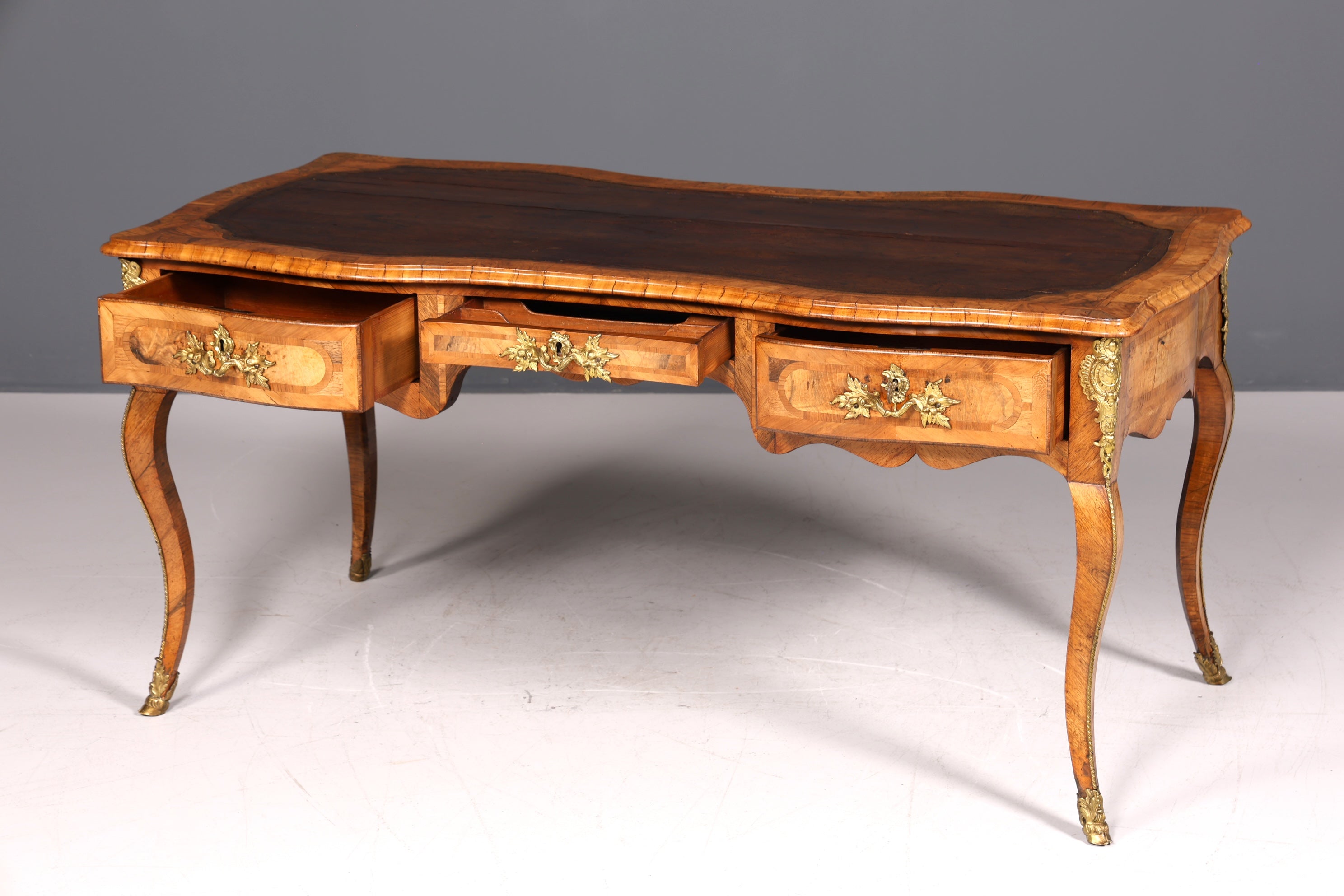Majestätischer Original Louis XV Schreibtisch 1780 Bureau Plat French Desk echt Leder Antik Bürotisch Office Desk