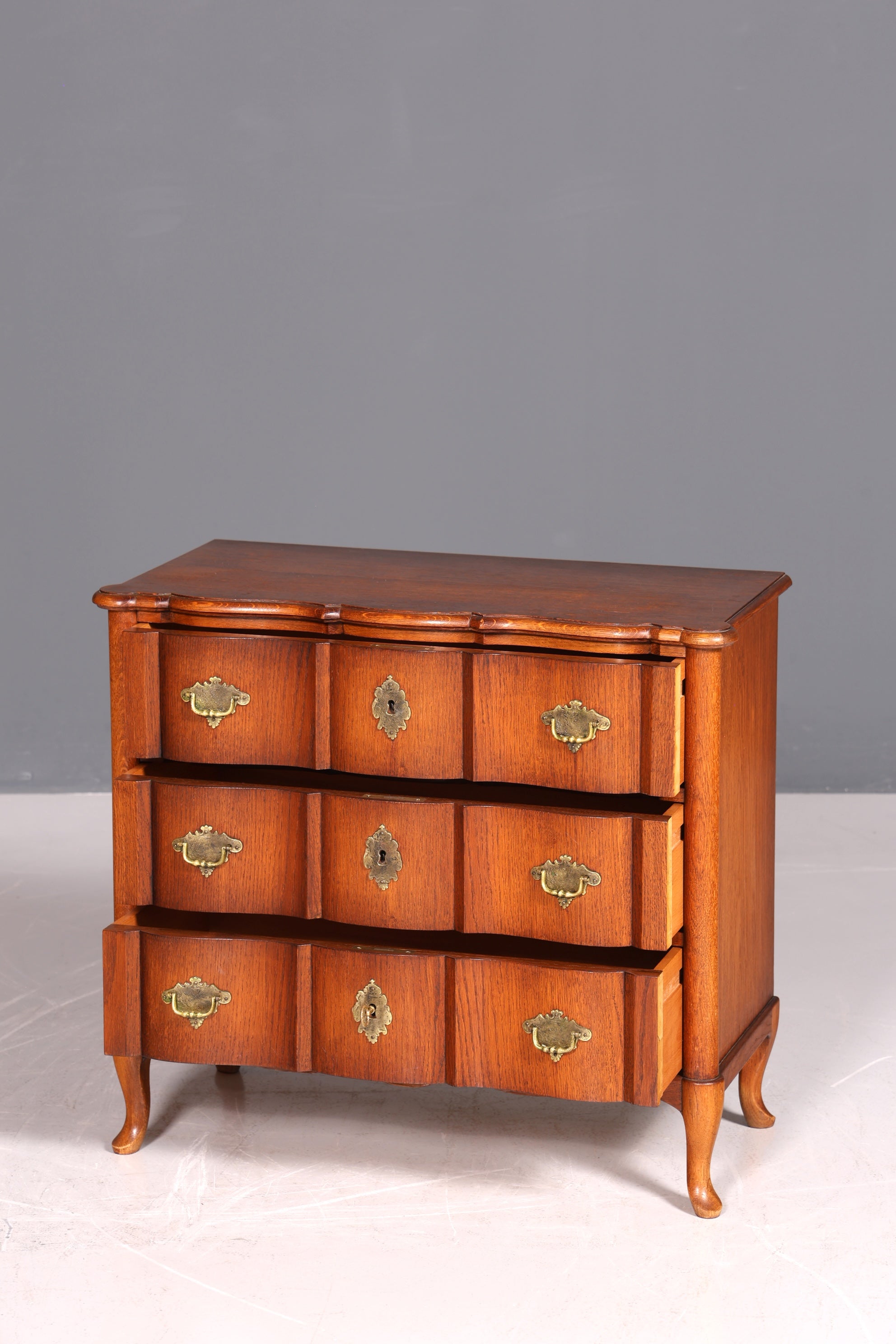 Traumhafte kleine geschwungene Kommode im Barock Stil Englisch Schubladenkommode