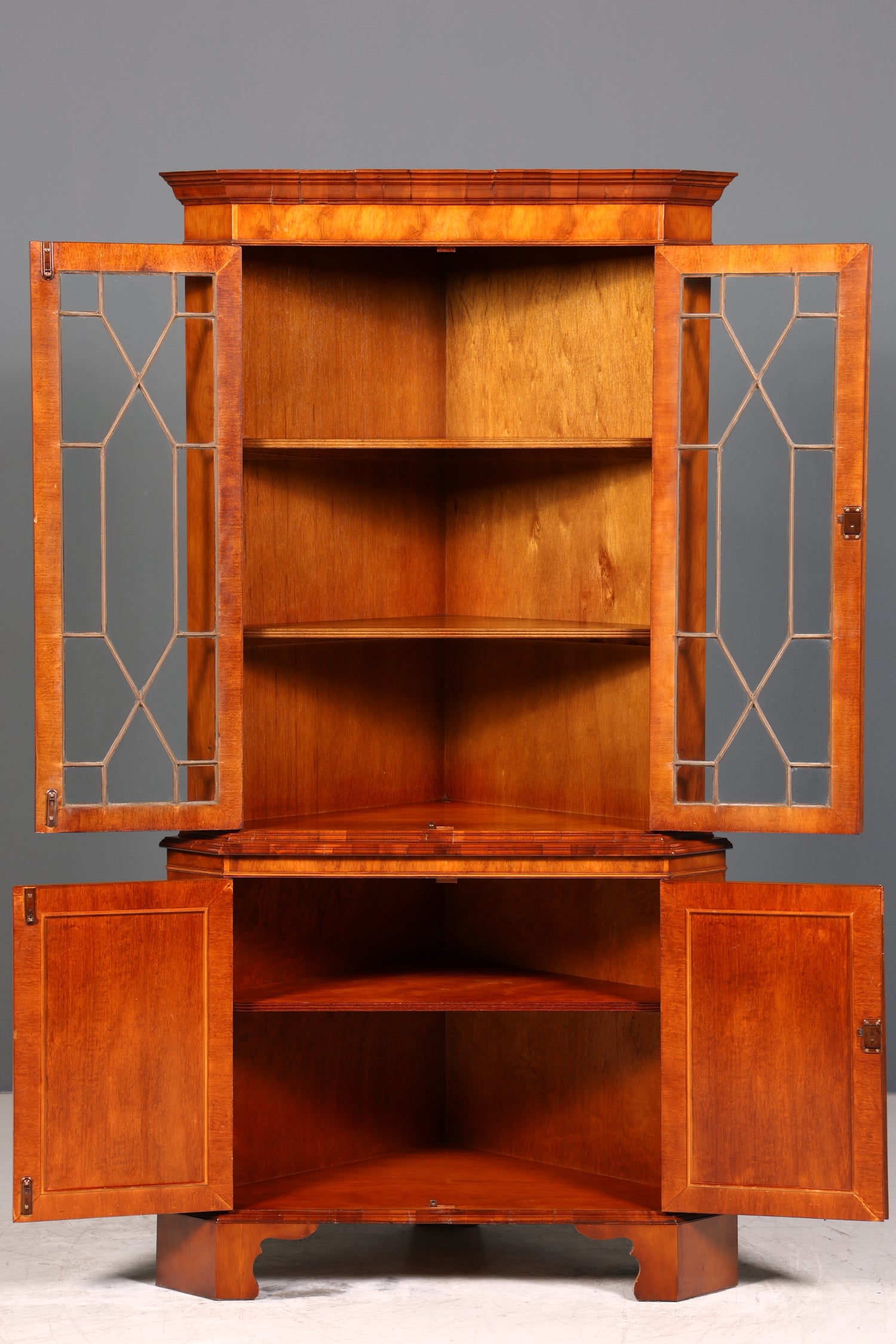 Wunderschöne Englische Eckvitrine Eibe Antik echt Holz Schrank Eckschrank Glasvitrine