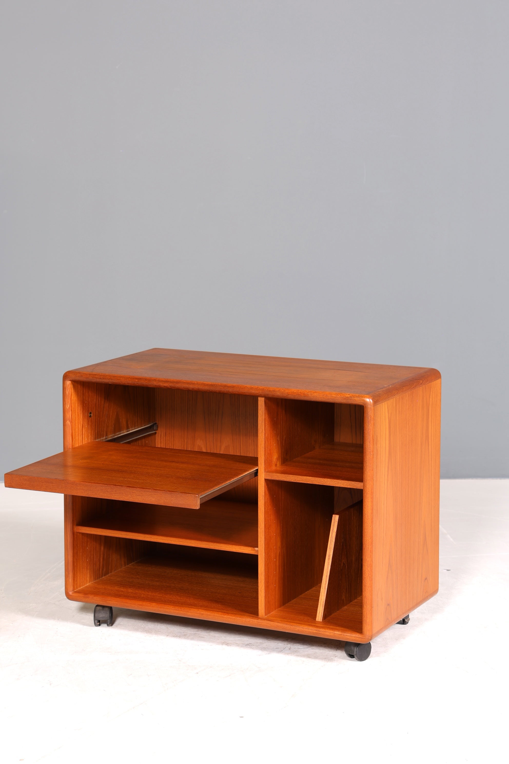 Original Mid Century "Dyrlund" Regal Beistelltisch Danish Design Teak Holz Regal TV Hifi Schrank 60s