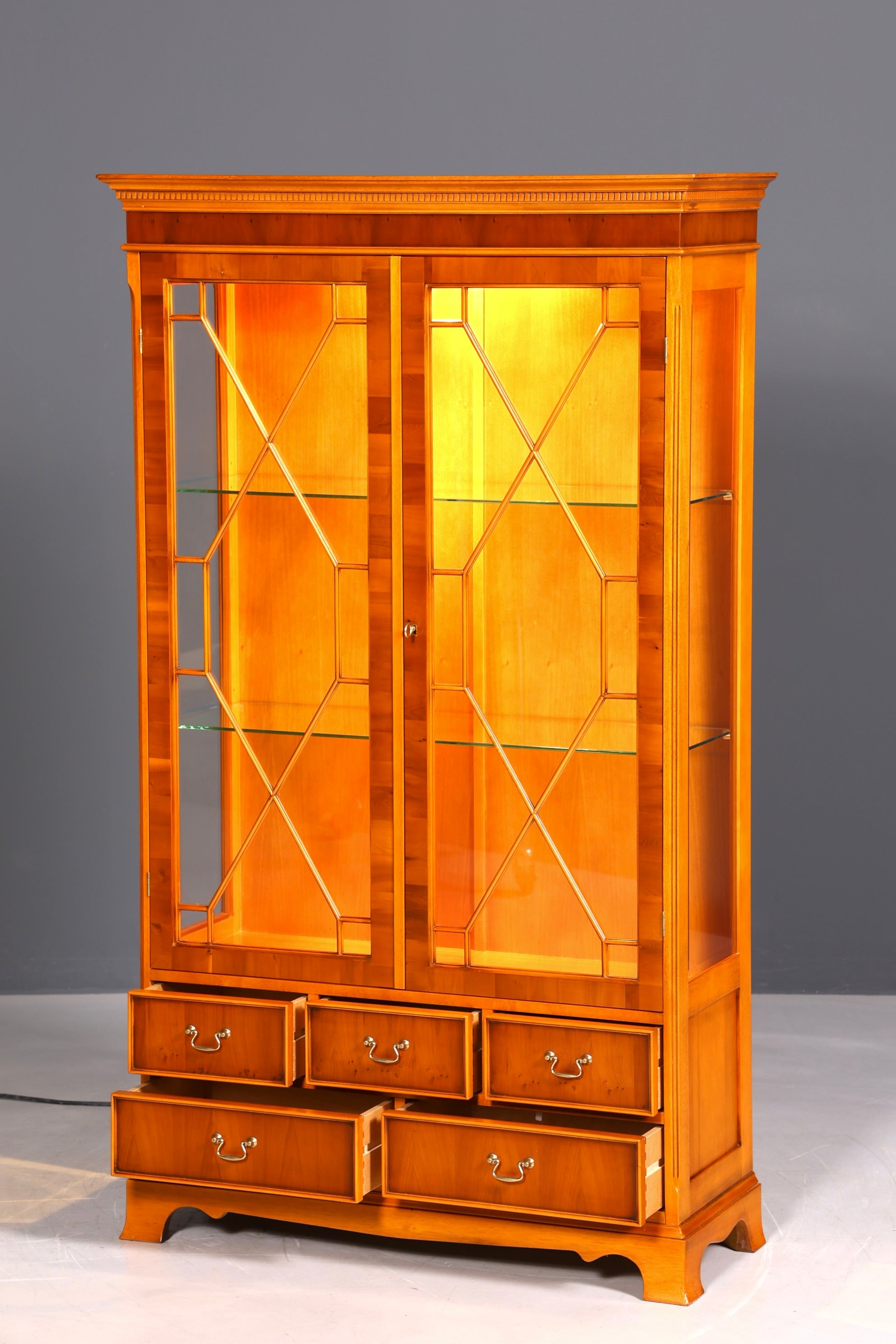 Wunderschöne Englische Vitrine Eibe Bücherschrank Original Mercury Buffet Antik Stil Glasvitrine
