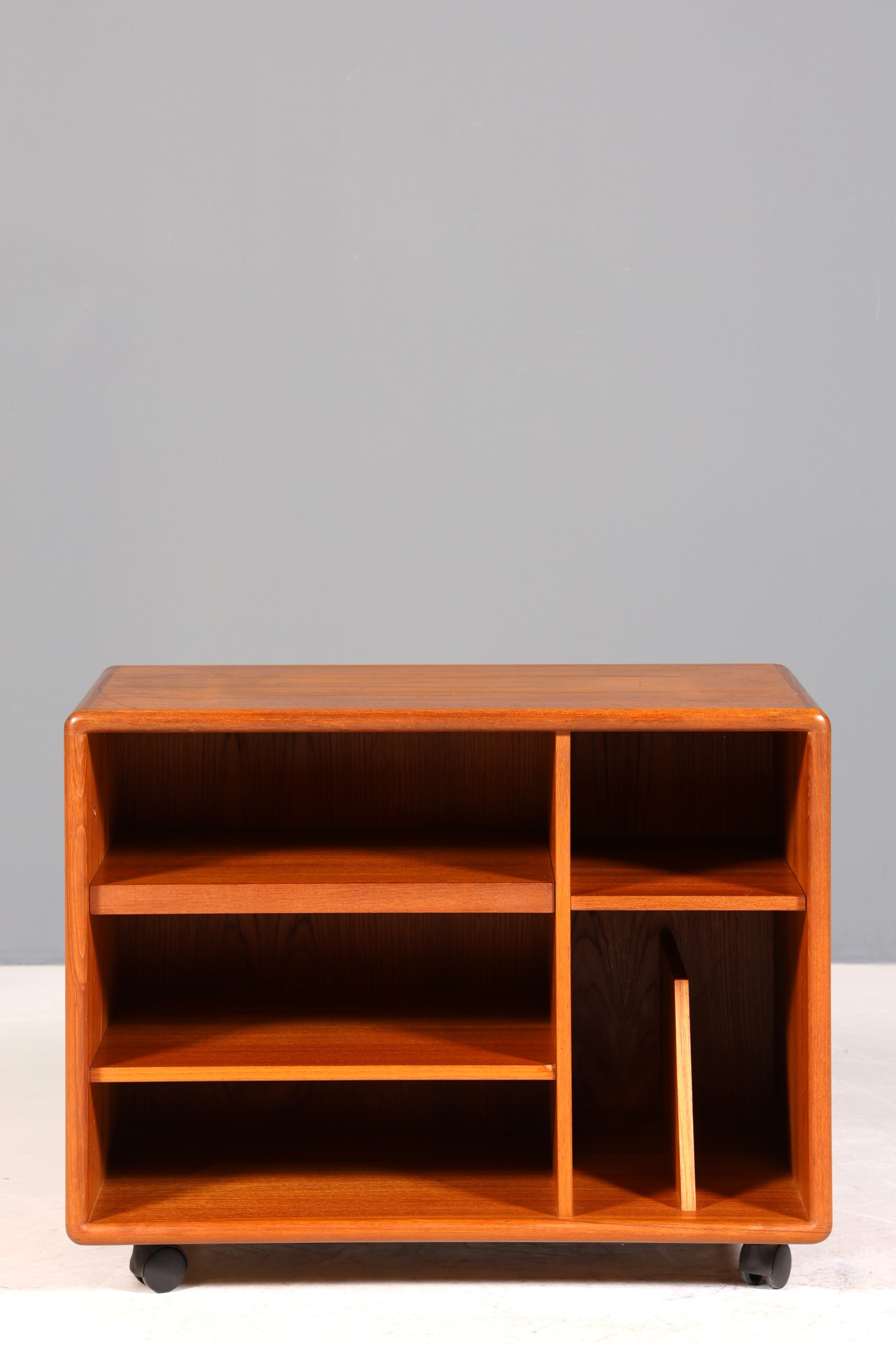 Original Mid Century "Dyrlund" Regal Beistelltisch Danish Design Teak Holz Regal TV Hifi Schrank 60s