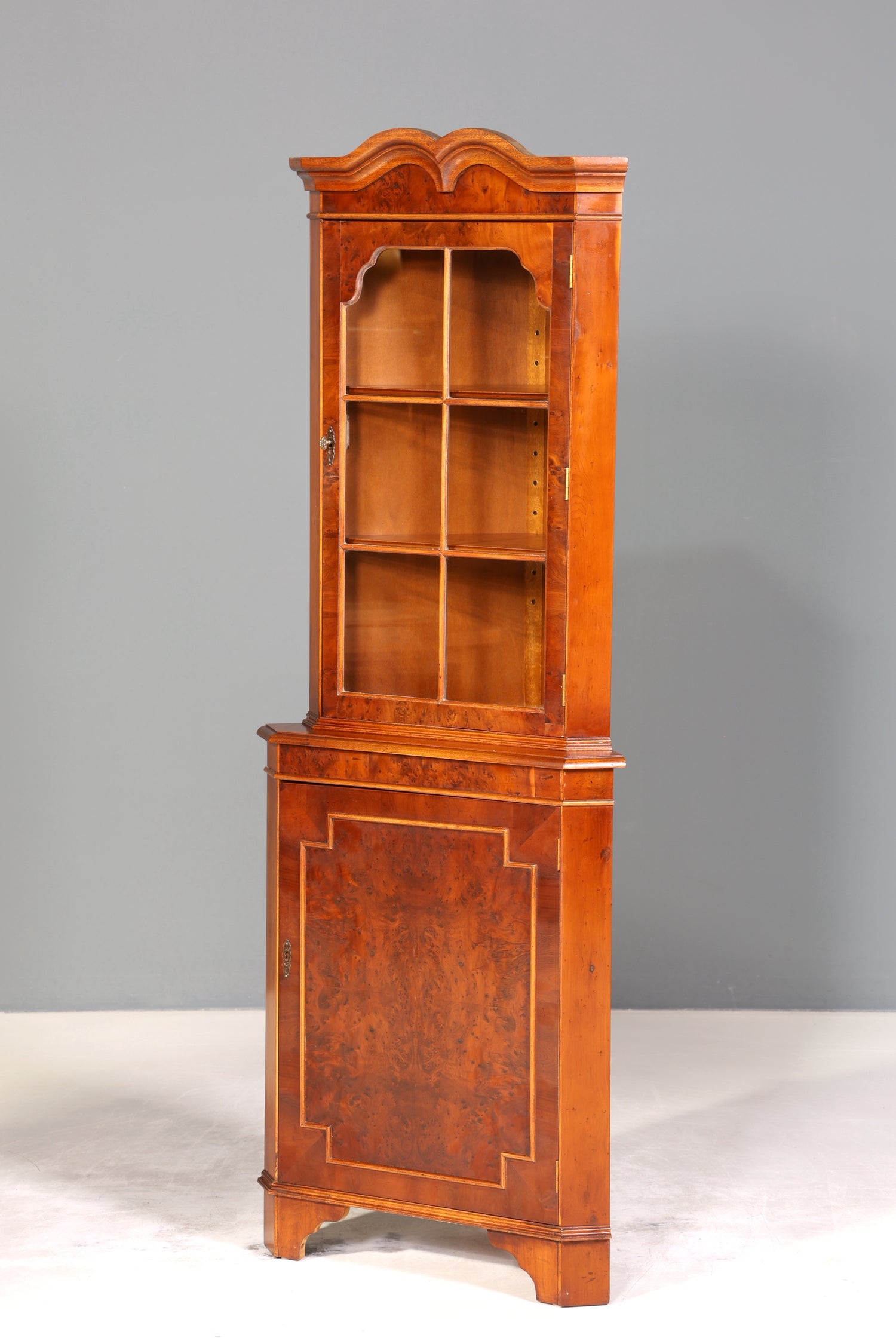Wunderschöne Englische Eckvitrine Antik 60s Schrank Eckschrank Glasvitrine Vitrine