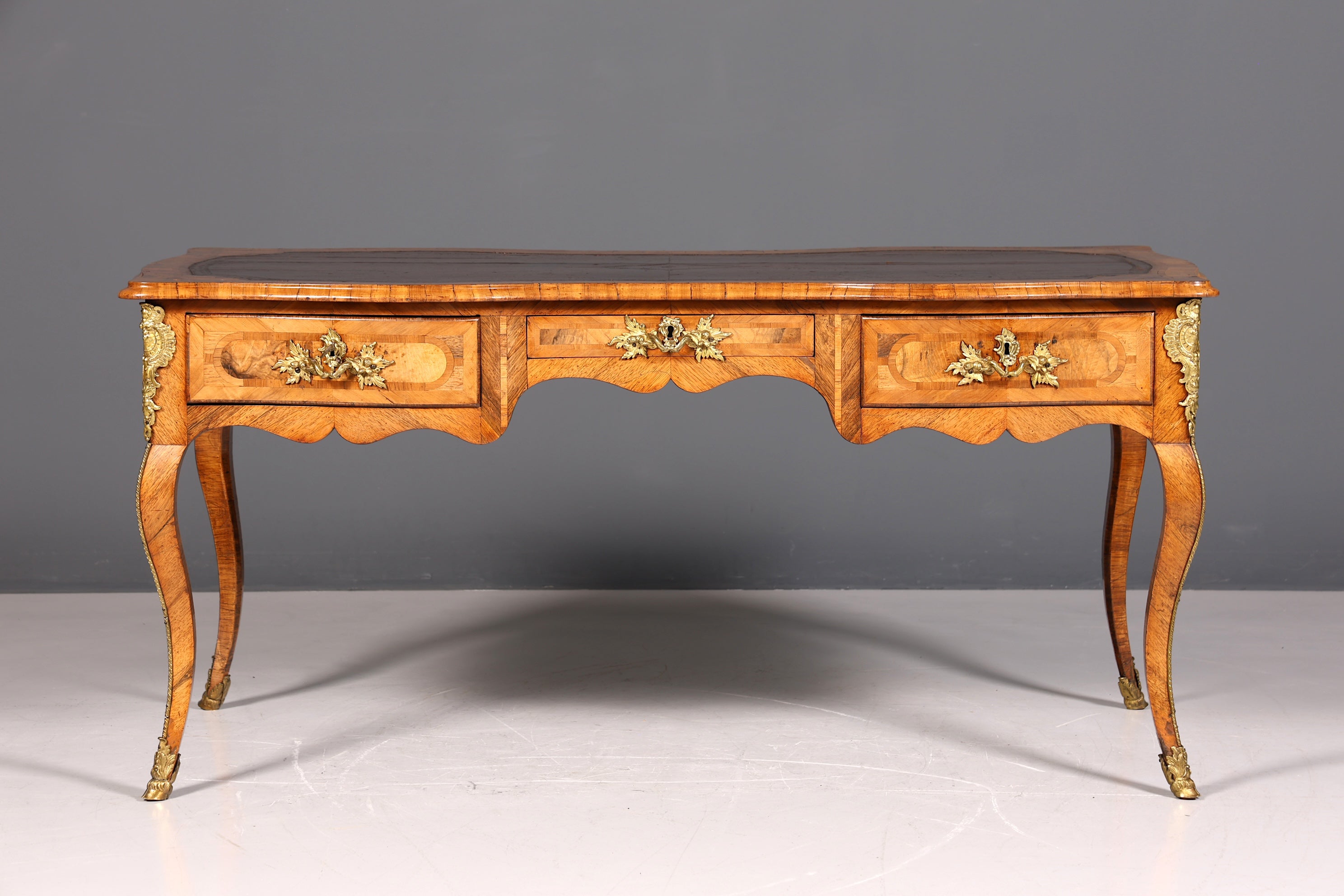 Majestätischer Original Louis XV Schreibtisch 1780 Bureau Plat French Desk echt Leder Antik Bürotisch Office Desk