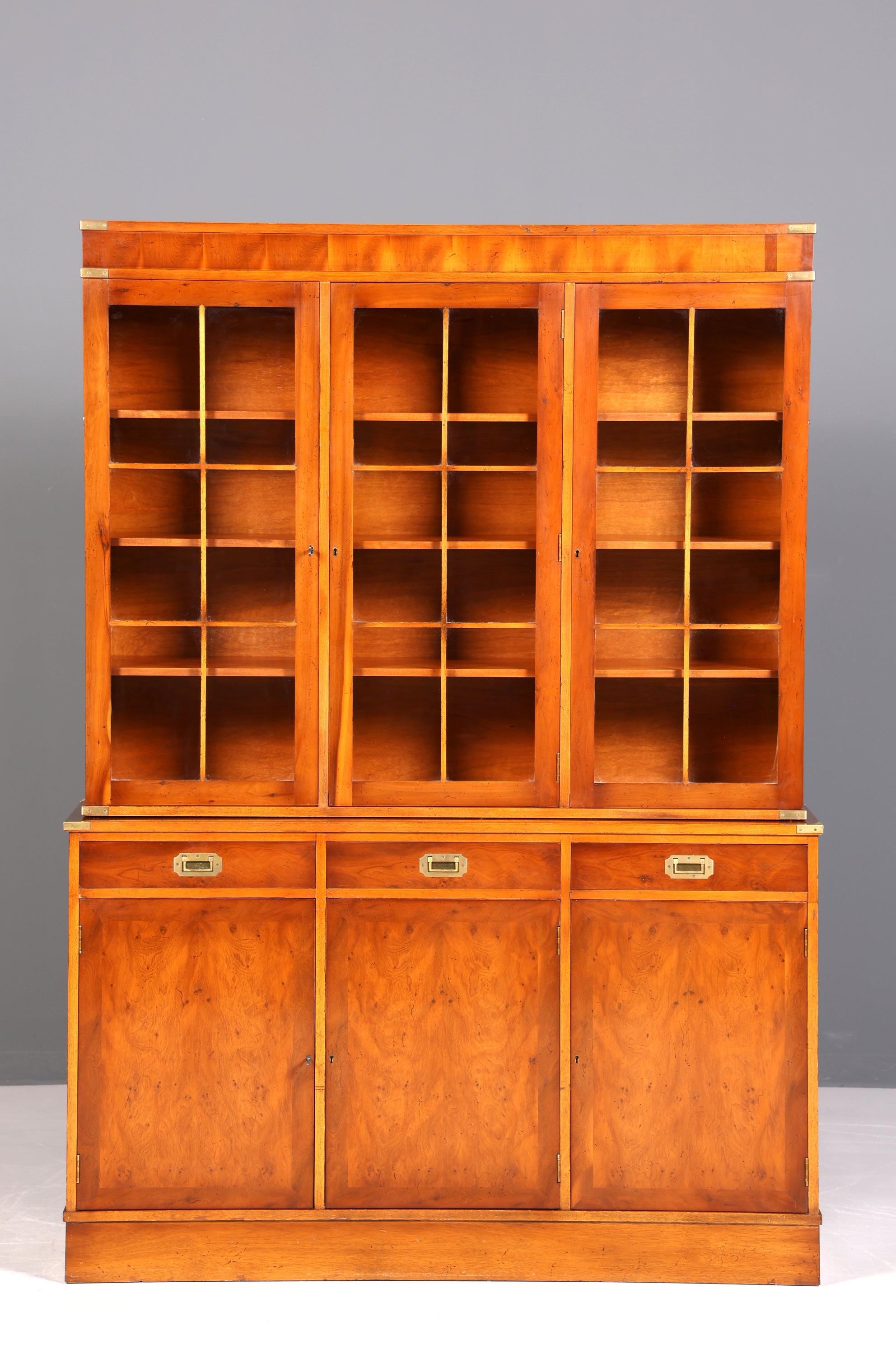 Wunderschöner Maritimer Vitrinenschrank Englischer Schrank echt Holz Bibliothek Englische Anrichte