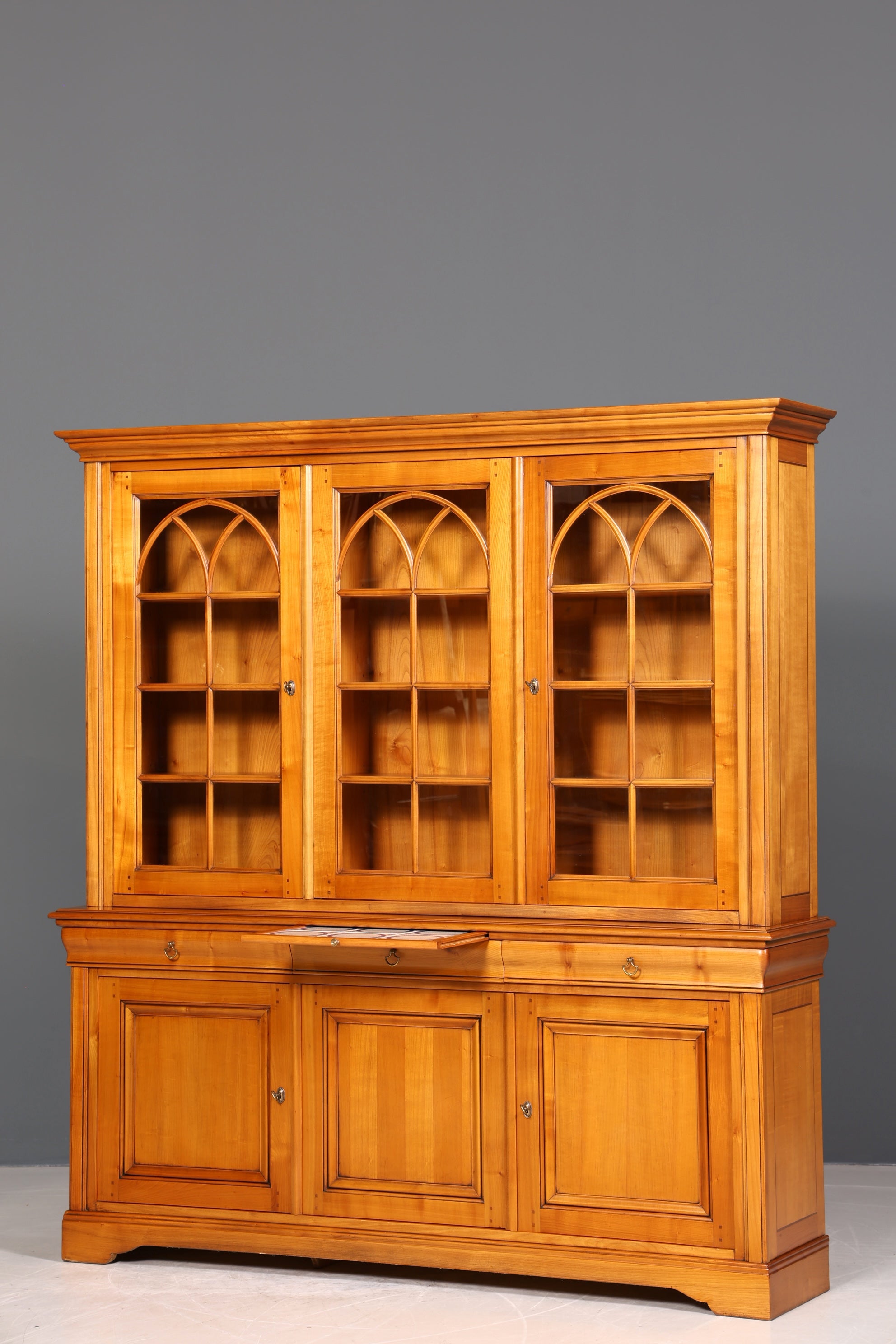 Stilvoller Französischer Vtirinenschrank Grange Stil Antik Stil Vitrine Kirschbaum Bücherschrank 60s Anrichte Landhaus