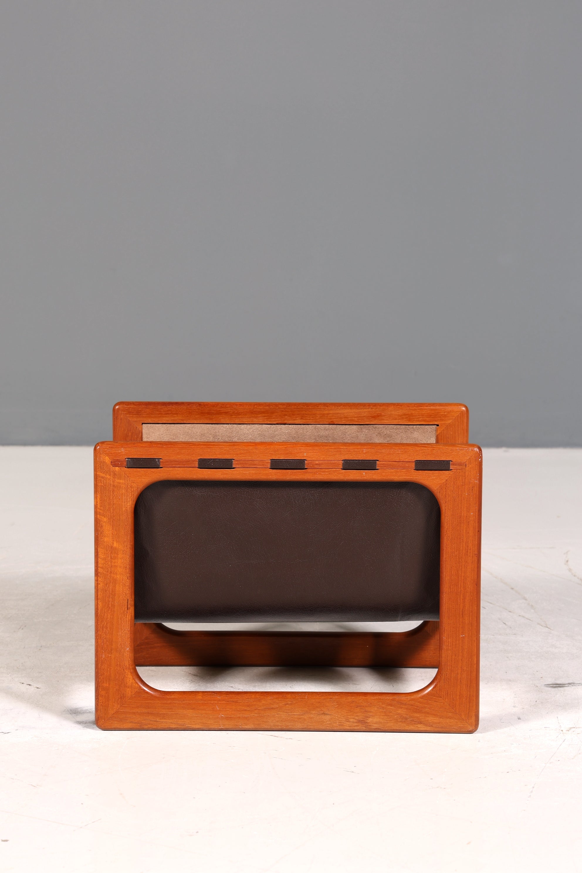 Wunderschöner Aksel Kjersgaard Zeitungsständer Mid Century Zeitschriften Ablage echt Leder Magazin Rack Teak Holz Buchablage 60s