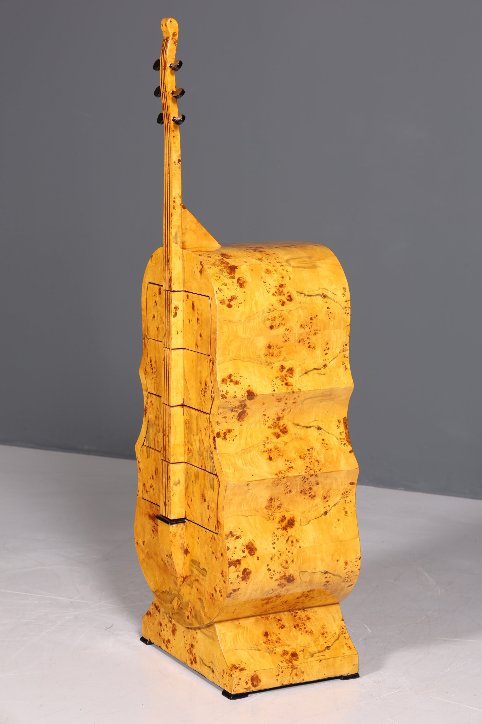 Traumhafte Art Deco Stil Kommode in Kontrabass Form Birke Vertiko Schubladenkommode Gitarren Kommode