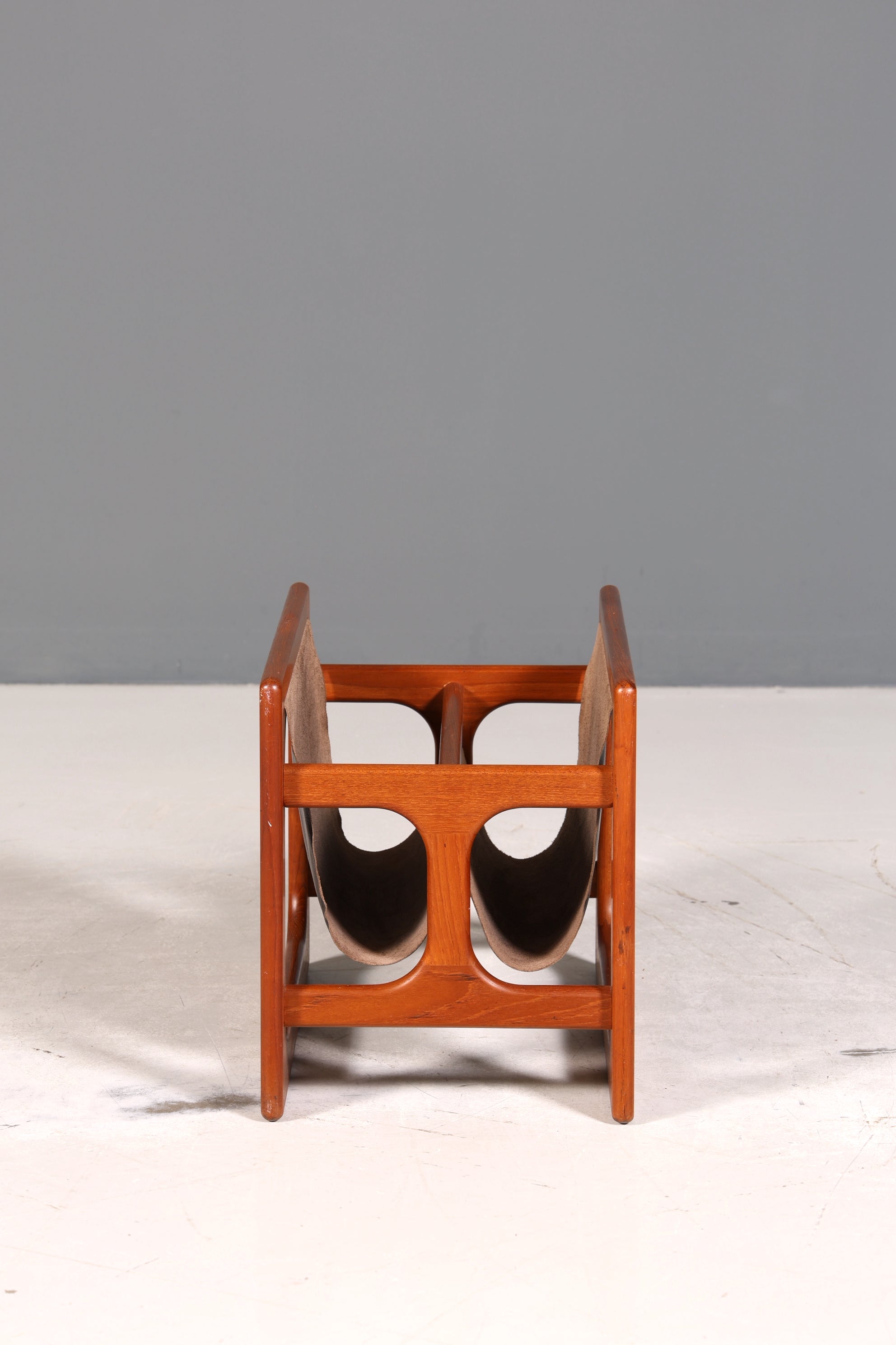 Wunderschöner Aksel Kjersgaard Zeitungsständer Mid Century Zeitschriften Ablage echt Leder Magazin Rack Teak Holz Buchablage 60s