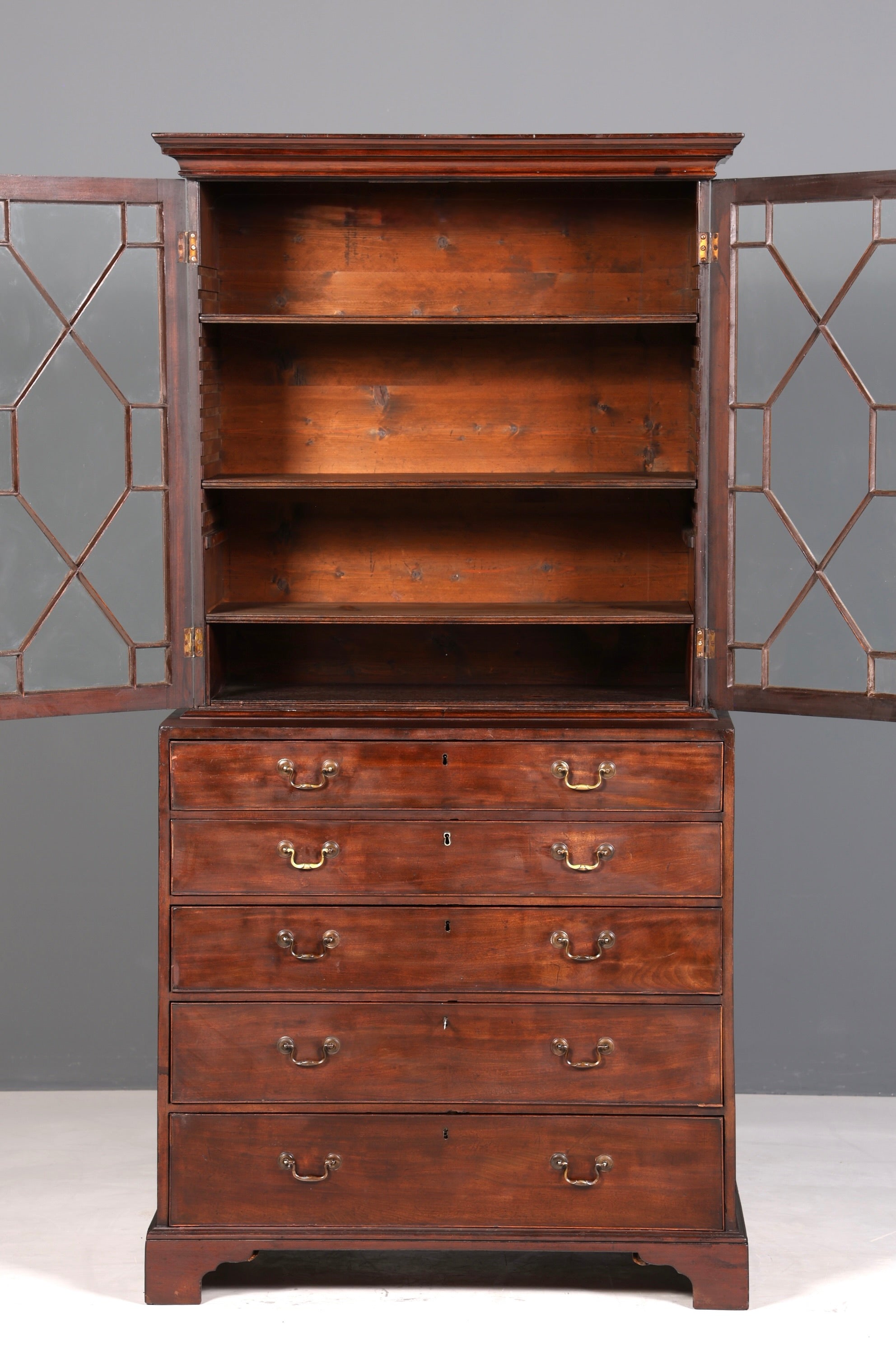 Wunderschöne Englische Antik Vitrine um 1700 George III Mahagoni Bücherschrank Buffet Glasvitrine Kommode