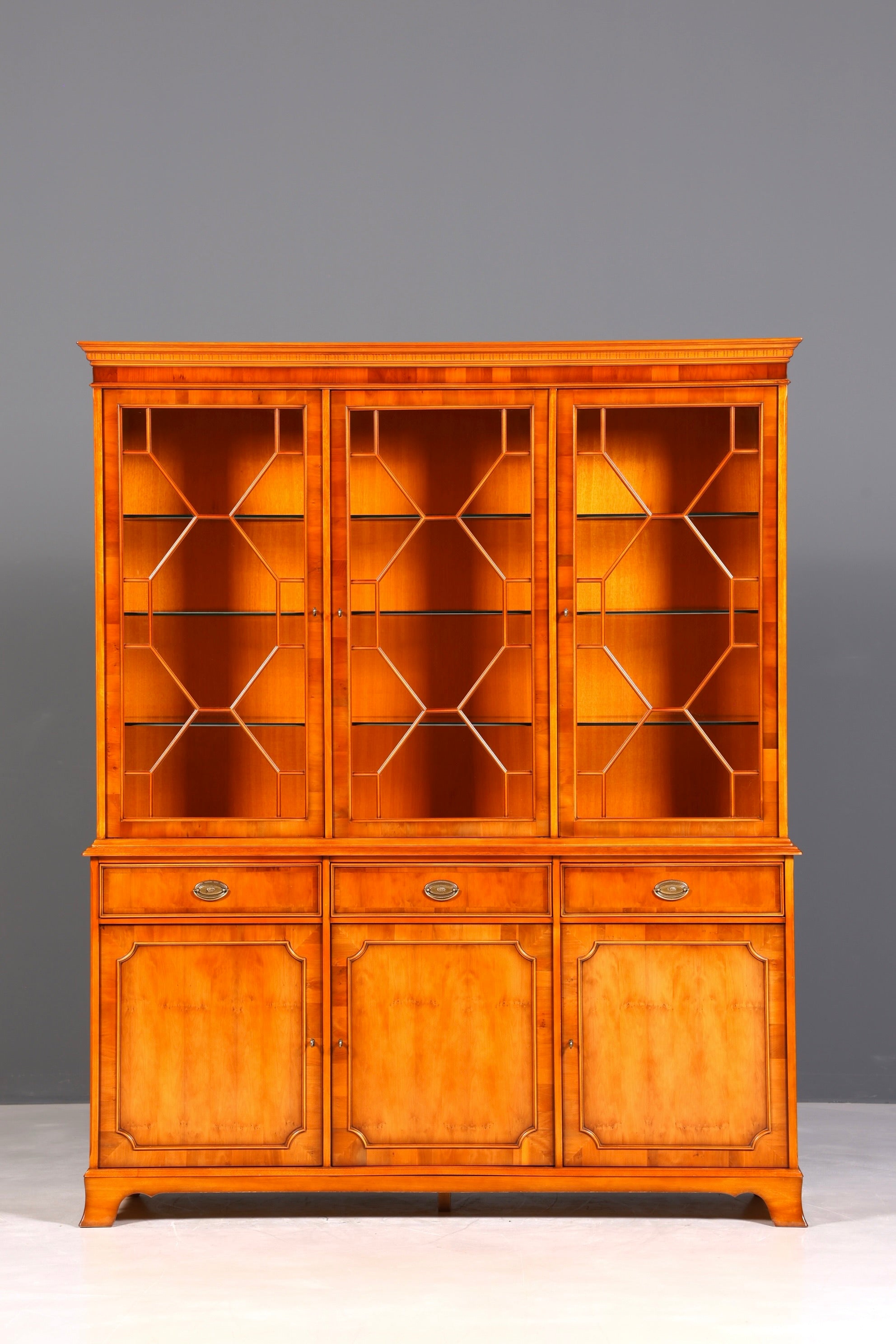 Wunderschöne Original Heldense Vitrine Englische Eibe Bücherschrank Buffet Antik Stil Glasvitrine