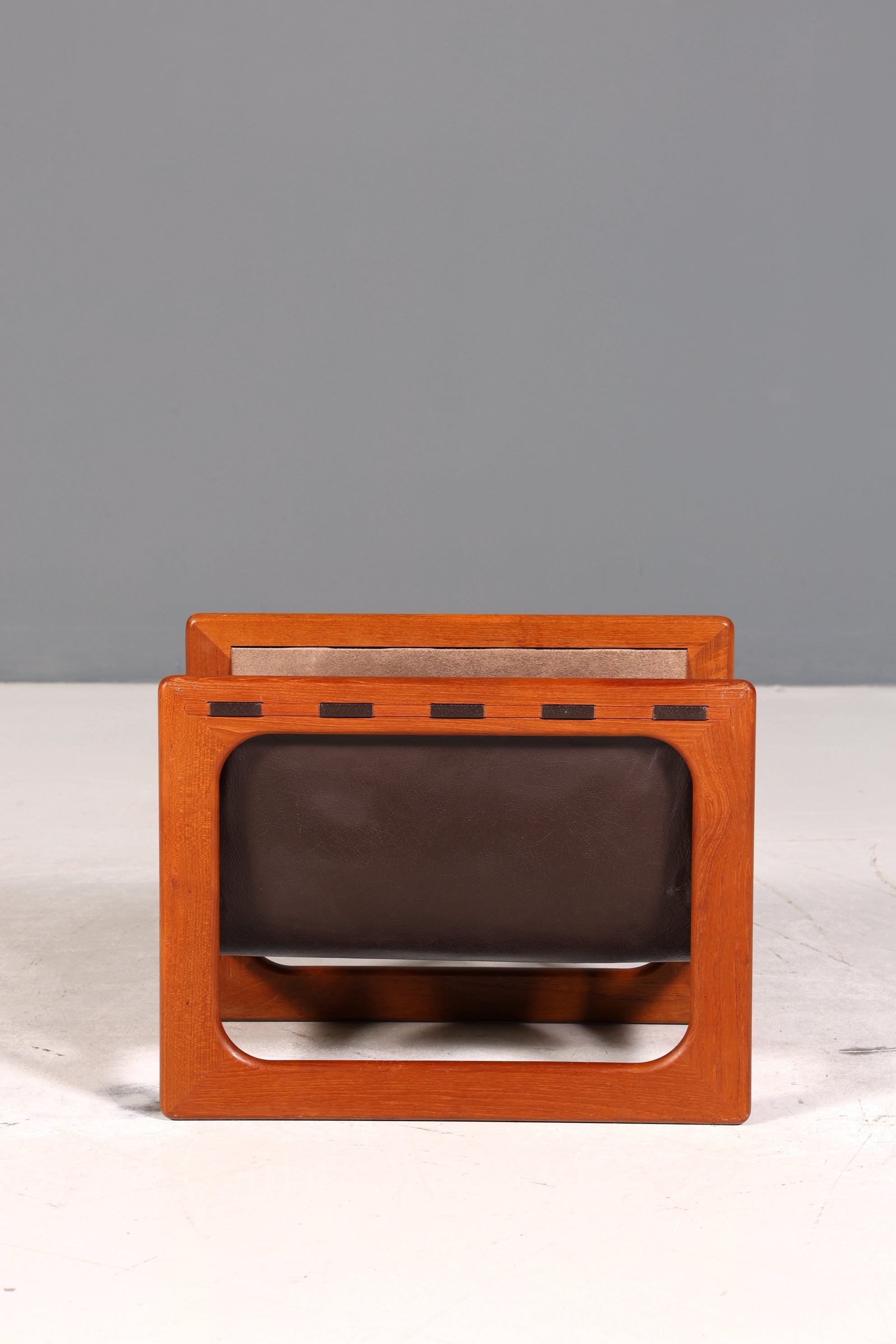 Wunderschöner Aksel Kjersgaard Zeitungsständer Mid Century Zeitschriften Ablage echt Leder Magazin Rack Teak Holz Buchablage 60s