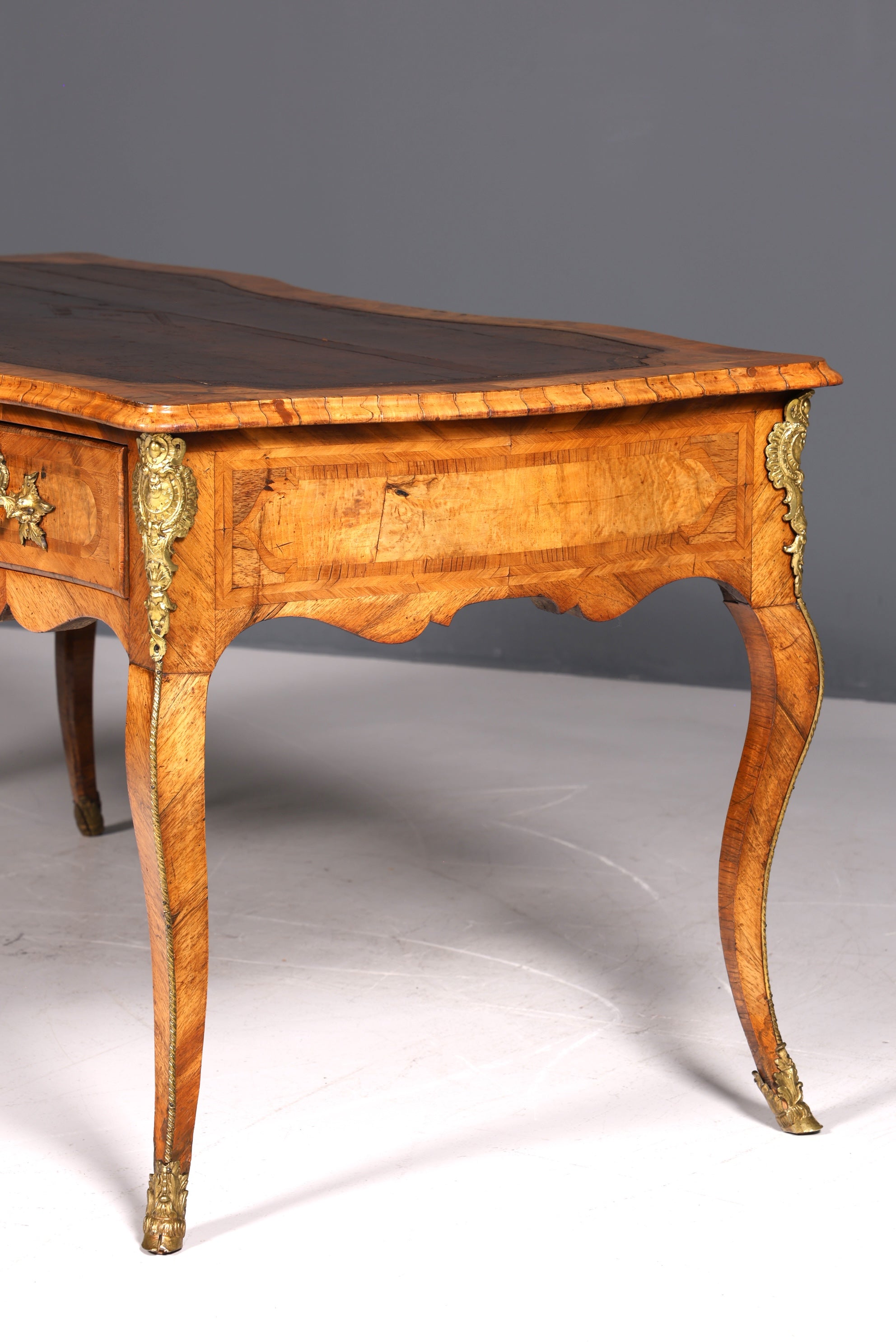 Majestätischer Original Louis XV Schreibtisch 1780 Bureau Plat French Desk echt Leder Antik Bürotisch Office Desk