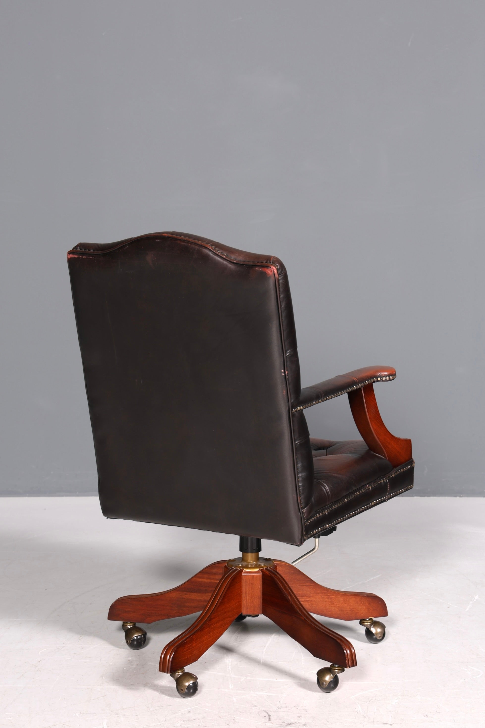 Wunderschöner Original Chesterfield Centurion Captain Chair Englisch braun echt Leder Sessel