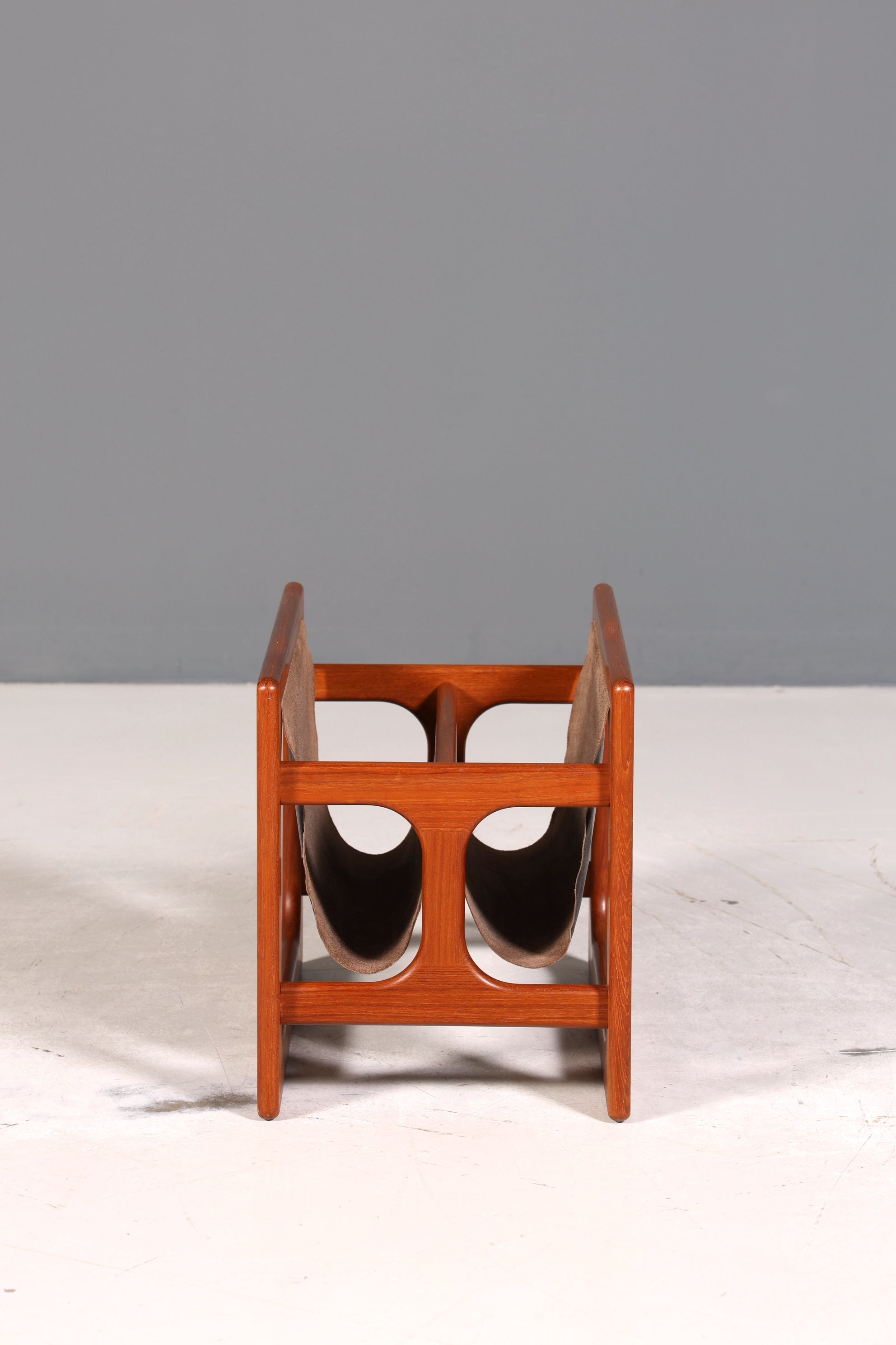 Wunderschöner Aksel Kjersgaard Zeitungsständer Mid Century Zeitschriften Ablage echt Leder Magazin Rack Teak Holz Buchablage 60s