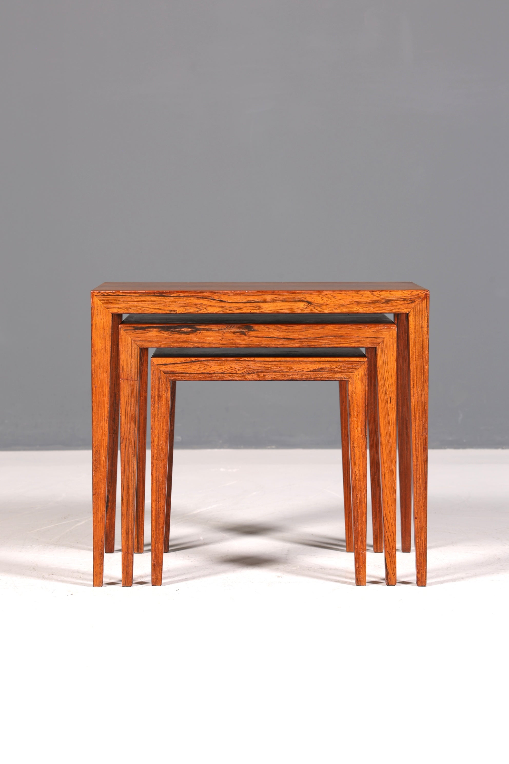 Filigranes Mid Century Tisch Set Designed by Severin Hansen Jr. für Haslev Møbelfabrik Couchtisch Palisander Holz 3er Satz Ablagetisch Beistelltisch