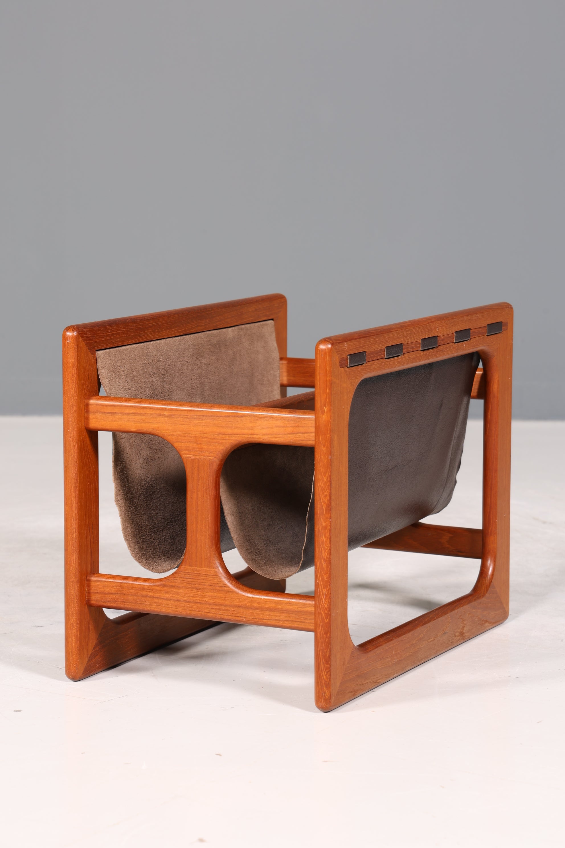 Wunderschöner Aksel Kjersgaard Zeitungsständer Mid Century Zeitschriften Ablage echt Leder Magazin Rack Teak Holz Buchablage 60s