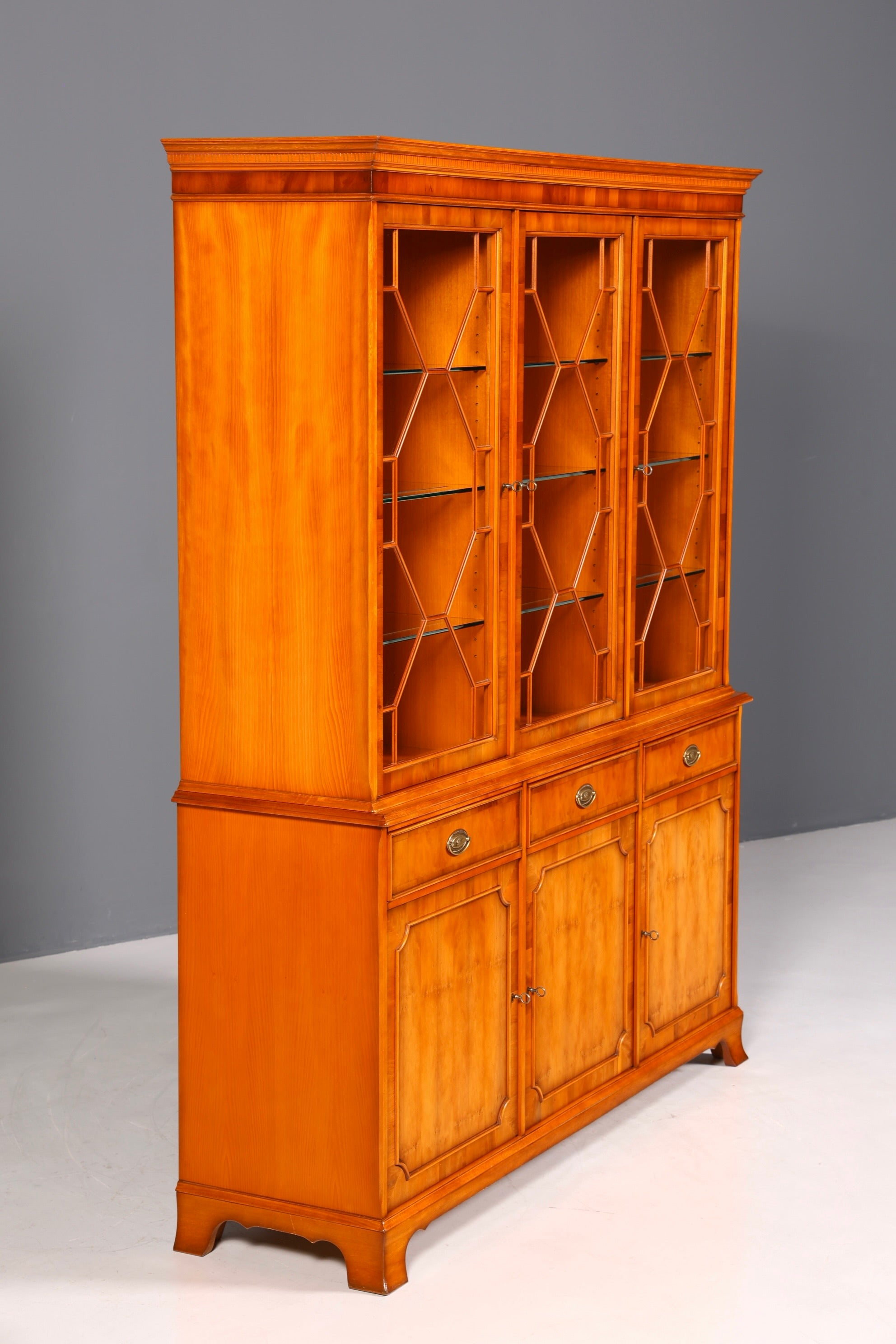 Wunderschöne Original Heldense Vitrine Englische Eibe Bücherschrank Buffet Antik Stil Glasvitrine