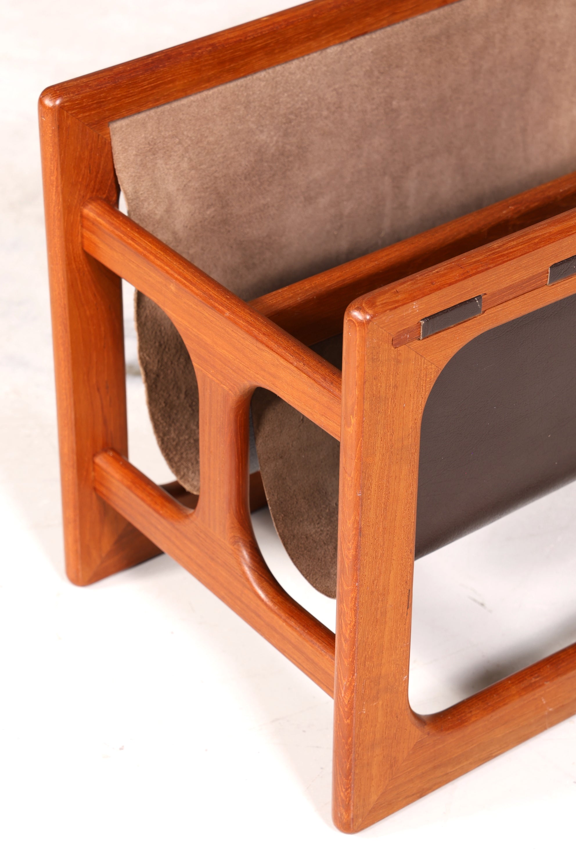 Wunderschöner Aksel Kjersgaard Zeitungsständer Mid Century Zeitschriften Ablage echt Leder Magazin Rack Teak Holz Buchablage 60s