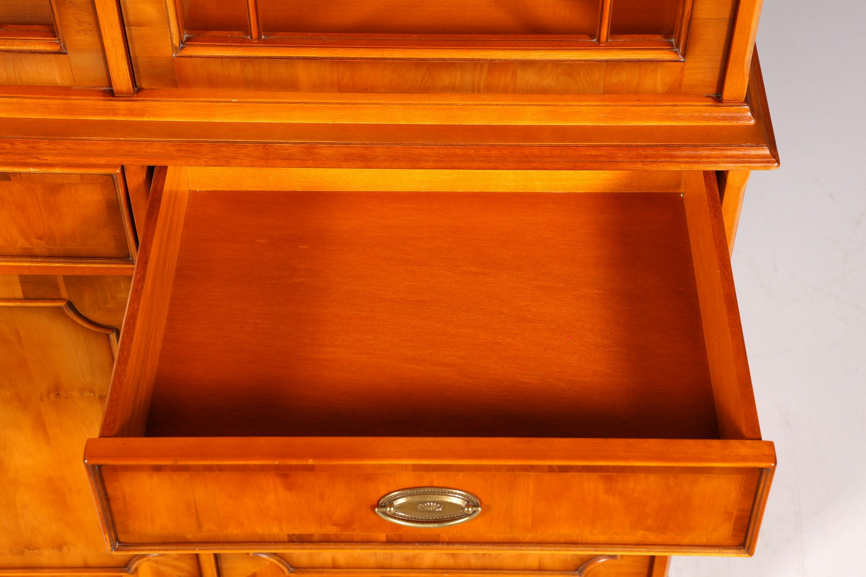 Wunderschöne Original Heldense Vitrine Englische Eibe Bücherschrank Buffet Antik Stil Glasvitrine