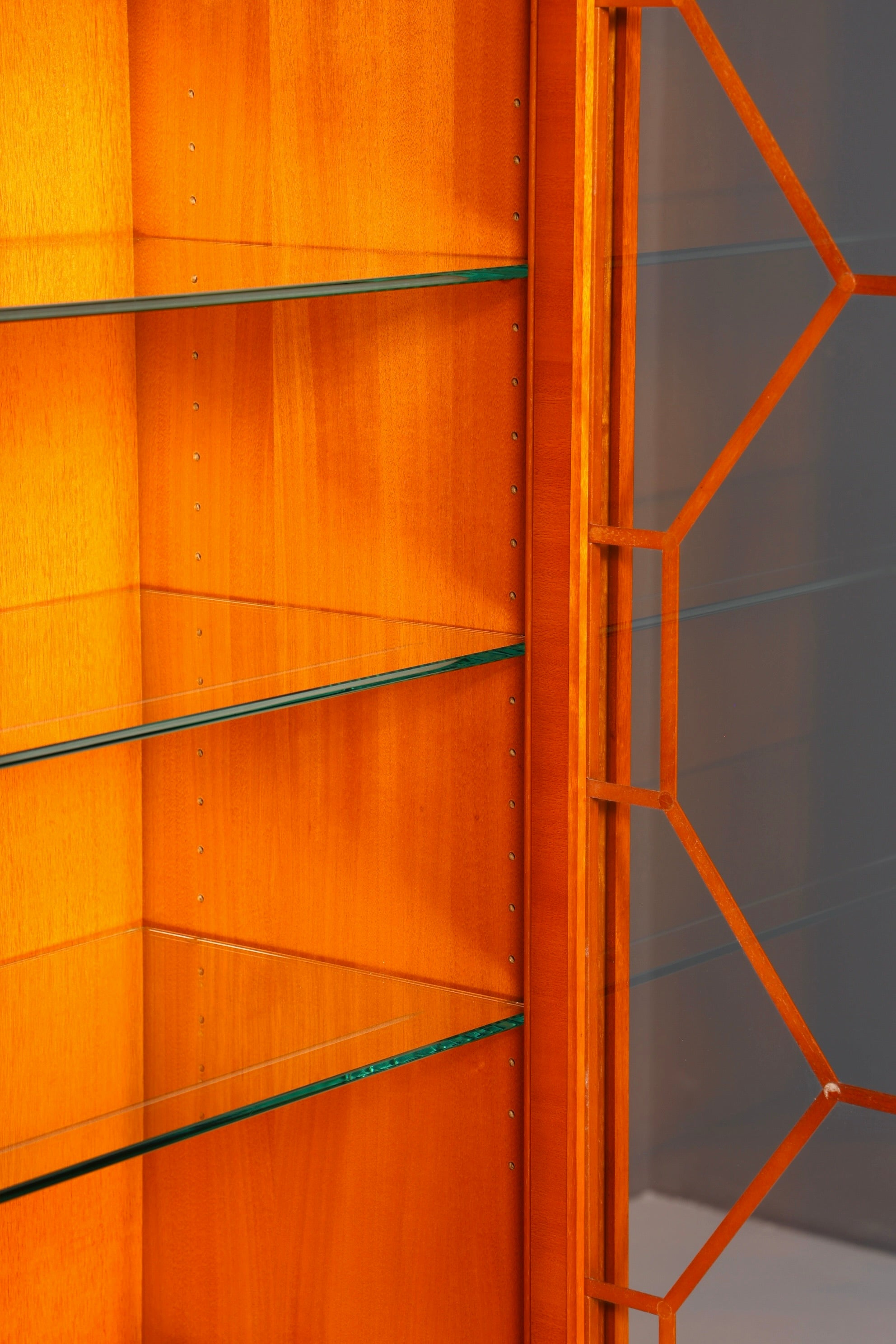 Wunderschöne Original Heldense Vitrine Englische Eibe Bücherschrank Antik Stil Glasvitrine