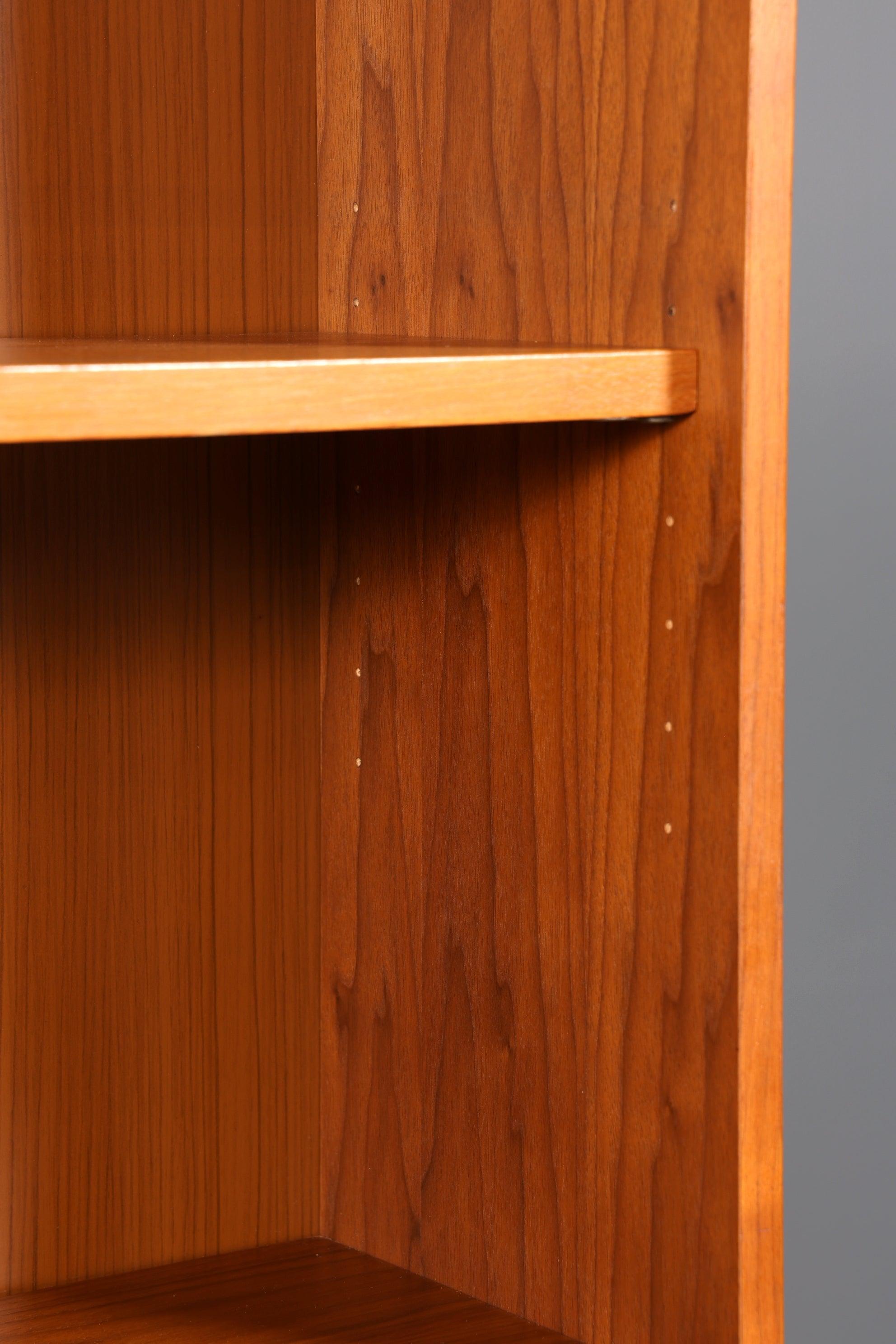 Schlichtes Mid Century Regal "Made in Denmark" Bücherregal Retro Schrank Danish Design Kommode