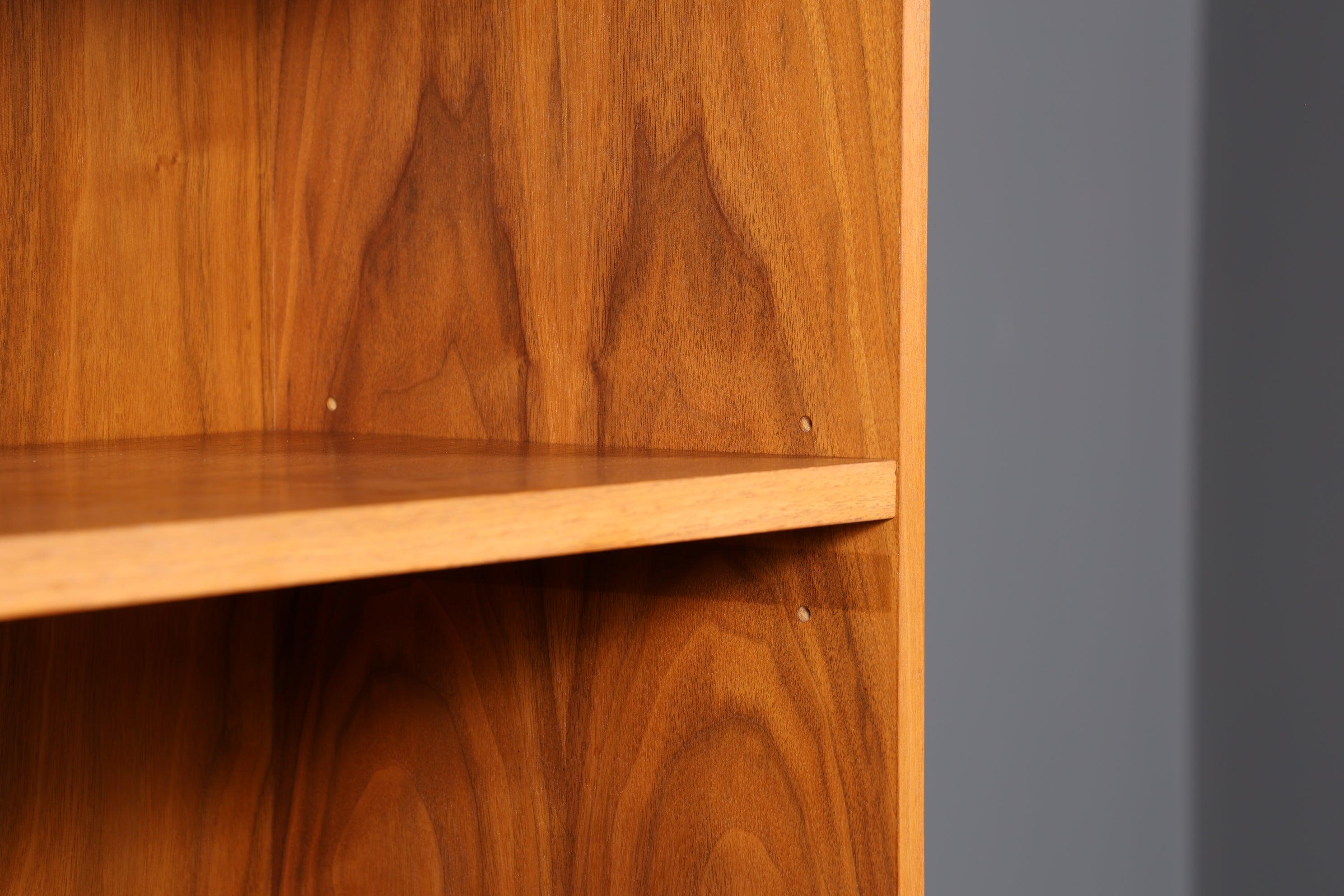 Stilvolles Mid Century Regal "Made in Denmark" Nussbaum Schrank Retro Kommode