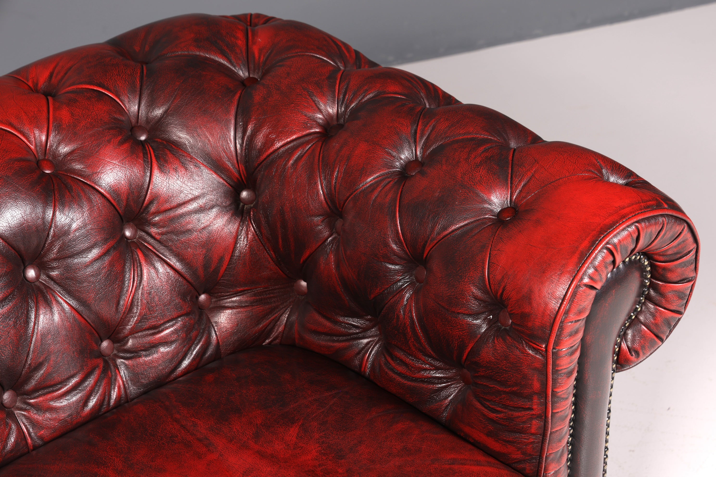 Wunderschönes Original Chesterfield 2er Sofa Englisch Oxblood Leder 2- Sitzer Couch 1 von 2