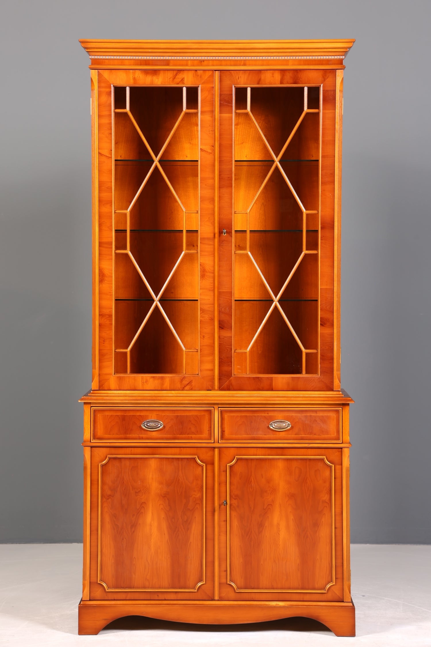 Wunderschöne Englische Vitrine Eibe Bücherschrank Heldense Stil Buffet Antik Stil Glasvitrine 2 vom 2