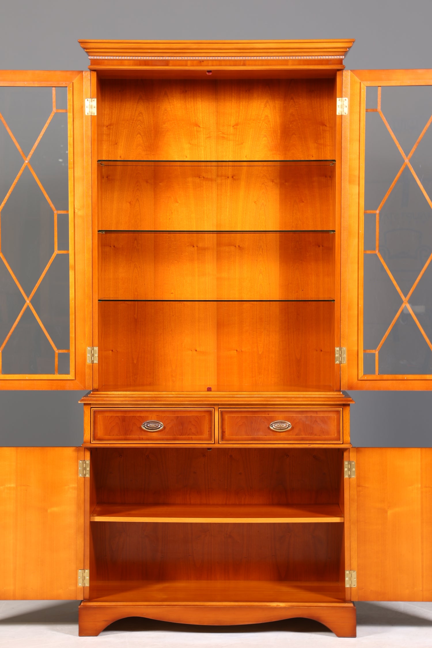 Wunderschöne Englische Vitrine Eibe Bücherschrank Heldense Stil Buffet Antik Stil Glasvitrine 2 vom 2