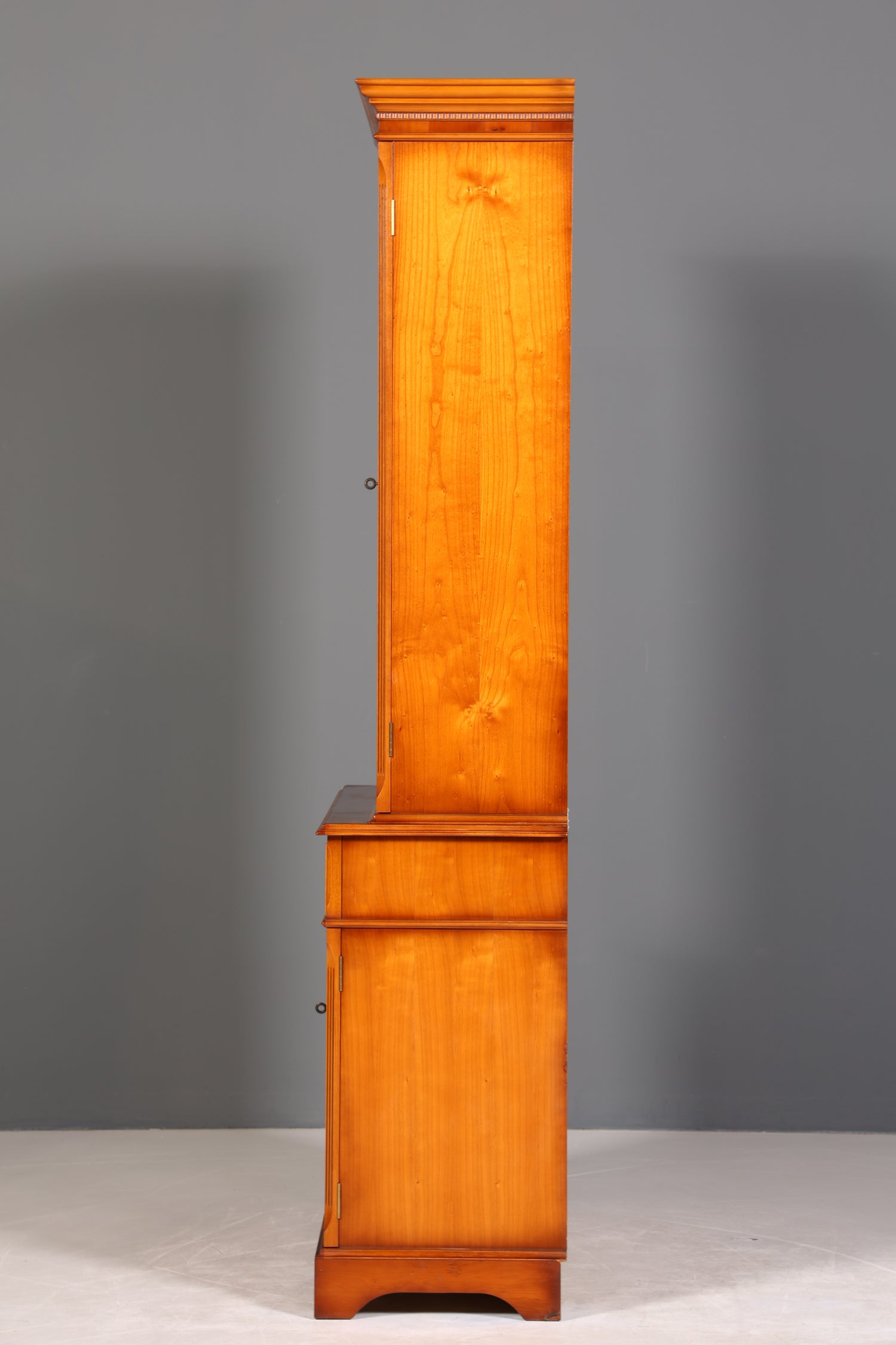 Wunderschöne Englische Vitrine Eibe Bücherschrank Heldense Stil Buffet Antik Stil Glasvitrine 2 vom 2