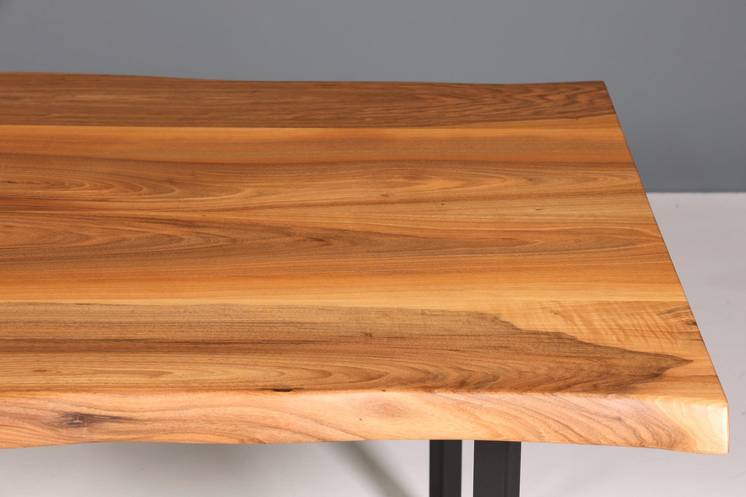 Beeindruckender Nussbaum Tisch 180cm-95cm Esszimmer Tisch Baumkanten Platte massiv Holz Küchentisch