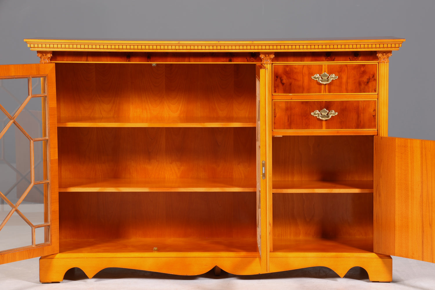 Wunderschönes Englisches Sideboard echt Holz Eibe Vitrine Antik Regal Schrank