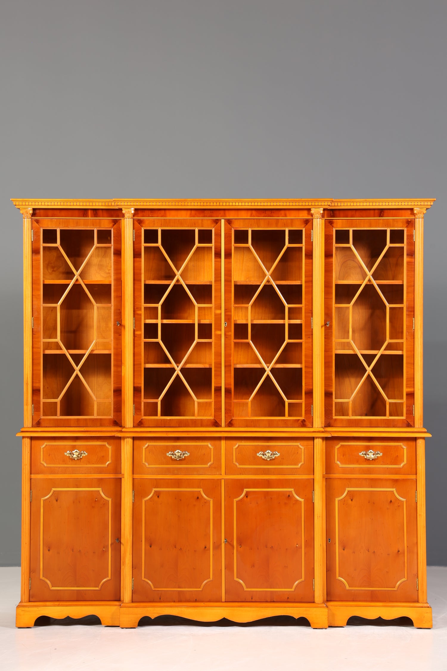 Wunderschöne Englische Vitrine Bücherschrank Buffet Antik Stil Englisch Eibe Glasvitrine Bibliothek